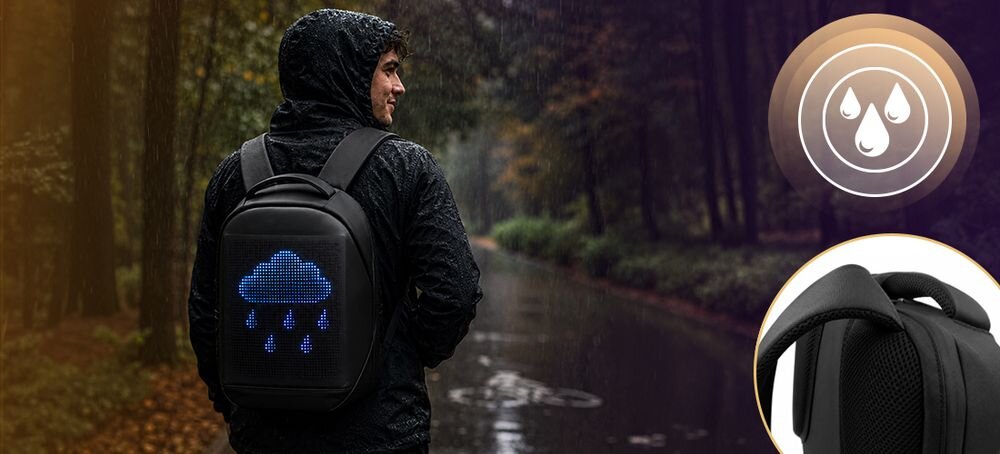 Plecak na laptopa MUSICMATE MM-BP10 StreetPixel 15.6 cali duża komora kieszeń na zamek hydrofobowa powierzchnia, osoba z założonym plecakiem w kroplach deszczu