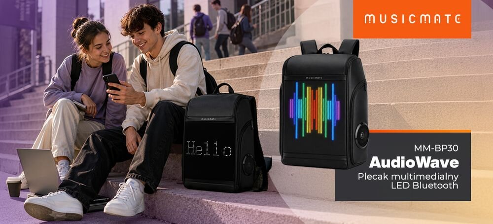 Na obrazie widać dwie osoby siedzące na schodach z laptopem oraz plecak z napisem \'Hello\'. Obok znajduje się grafika plecaka z kolorowym wyświetlaczem LED oraz tekstem: \'MUSICMATE MM-BP30 AudioWave Plecak multimedialny LED Bluetooth\'.
