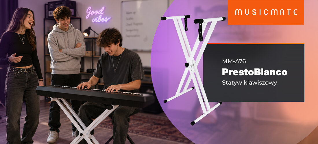 Statyw klawiszowy MUSICMATE MM-A76 PrestoBianco biały statyw do keyboardu pianina cyfrowego i syntezatora, osoba grająca na keyboardzie położonym na statywie