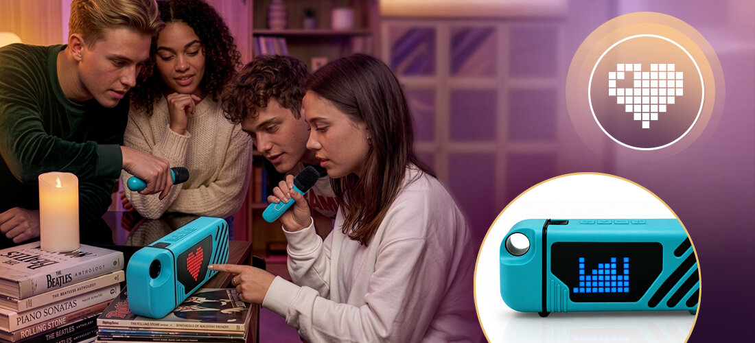 Zestaw karaoke MUSICMATE MM-SC170-T SingBox dwa mikrofony bezprzewodowe regulacja pogłosu, osoby trzymające mikrofon w ręku, urządzenie stojące na czasopismach