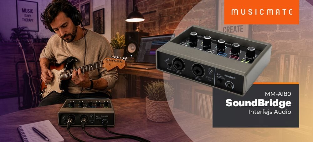 Mężczyzna gra na gitarze elektrycznej w domowym studio, obok znajduje się interfejs audio MUSICMATE MM-AI80 SoundBridge. Na obrazie widoczne jest logo MUSICMATE oraz napis \'MM-AI80 SoundBridge Interfejs Audio\'.