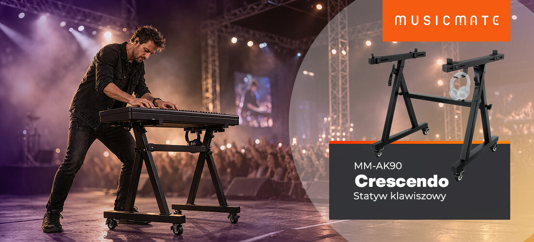 Statyw klawiszowy MUSICMATE MM-AK90 Crescendo, regulowana konstrukcja, metalowa forma i kółka, osoba grająca na keyboardzie umiejscowionym na statywie