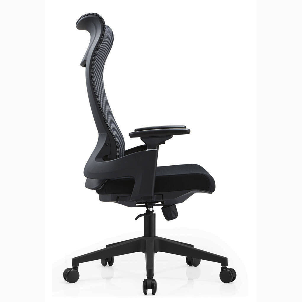 Ergonomiczny fotel biurowy obrotowy z wysokim oparciem i regulowanymi podłokietnikami. Fotel posiada czarną podstawę na kółkach i tapicerowane siedzisko.