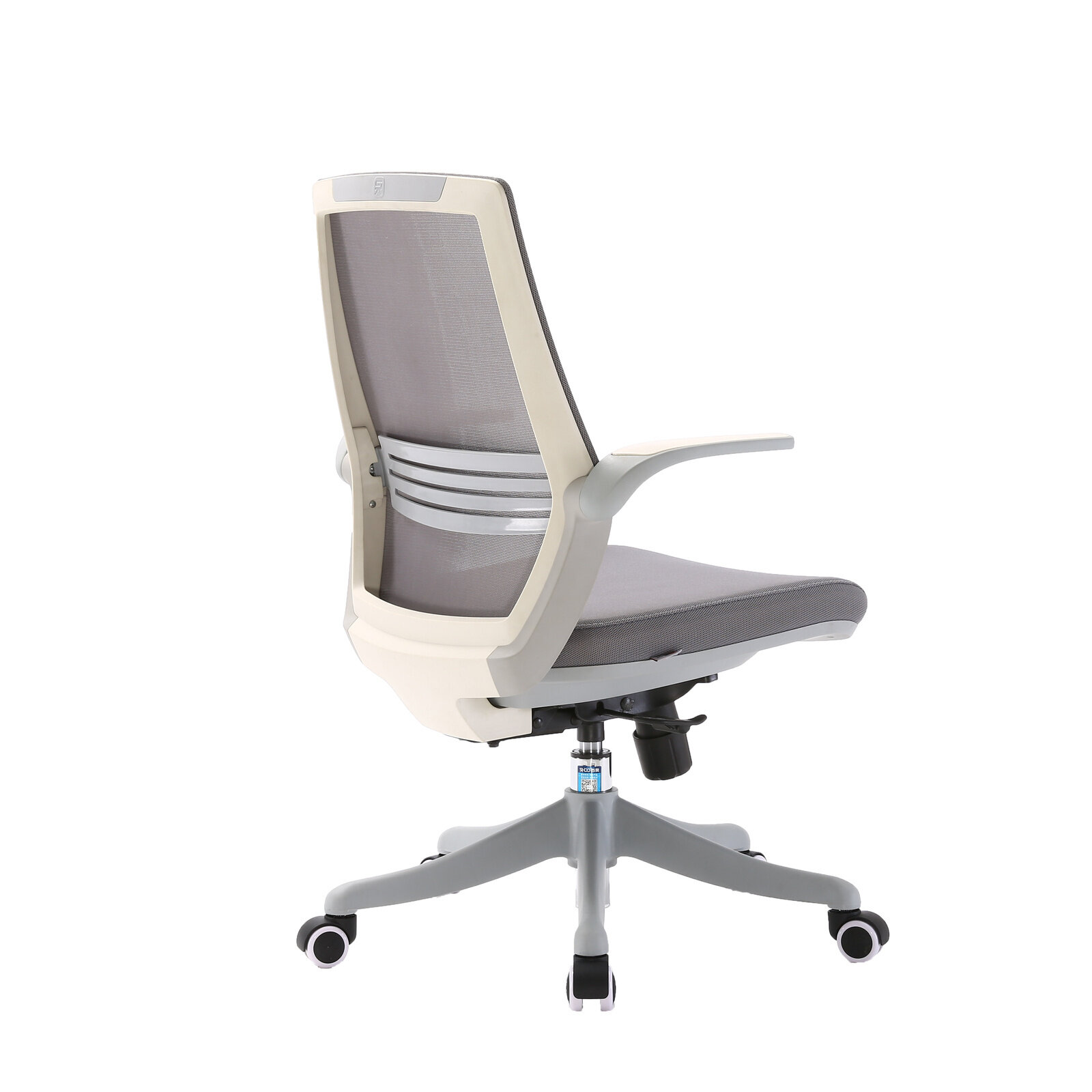 Obraz przedstawia ergonomiczny fotel biurowy obrotowy z siatkowym oparciem i jasną ramą. Fotel posiada pięcioramienną podstawę z kółkami.