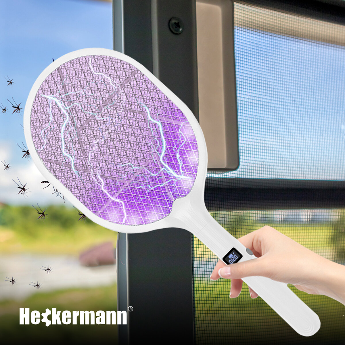 Elektryczna packa na owady z białą rączką i fioletową siatką, trzymana w dłoni, z widocznymi owadami wokół. Logo \'Heckermann\' znajduje się w dolnym rogu obrazu.