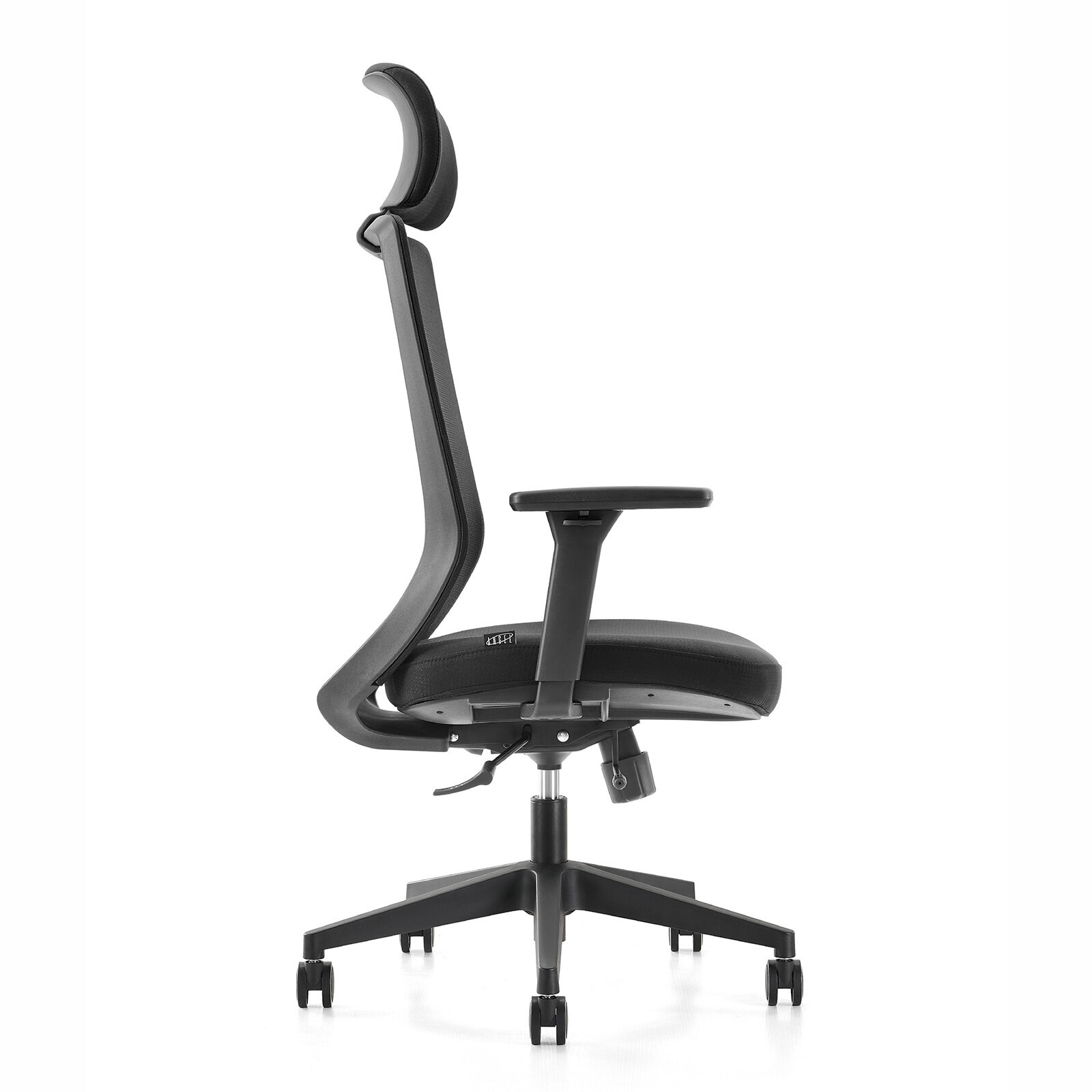 Czarny fotel biurowy z ergonomicznym oparciem i zagłówkiem, posiada regulowane podłokietniki i pięcioramienną podstawę z kółkami. Na oparciu widoczne jest logo \'ANGEL-CHAIRS\'.