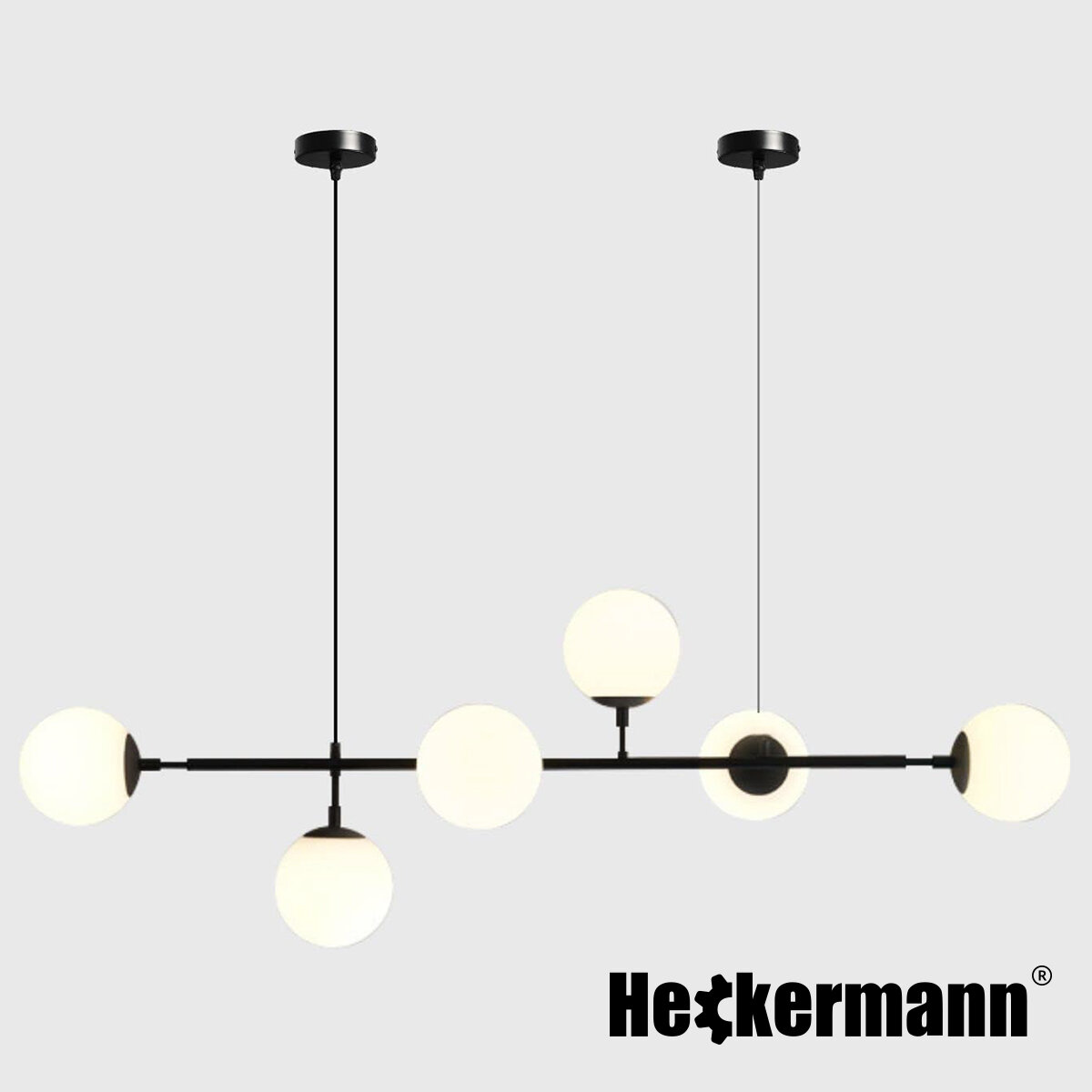 Lampa sufitowa z sześcioma kulistymi kloszami na czarnym stelażu. Widoczne logo: Heckermann.