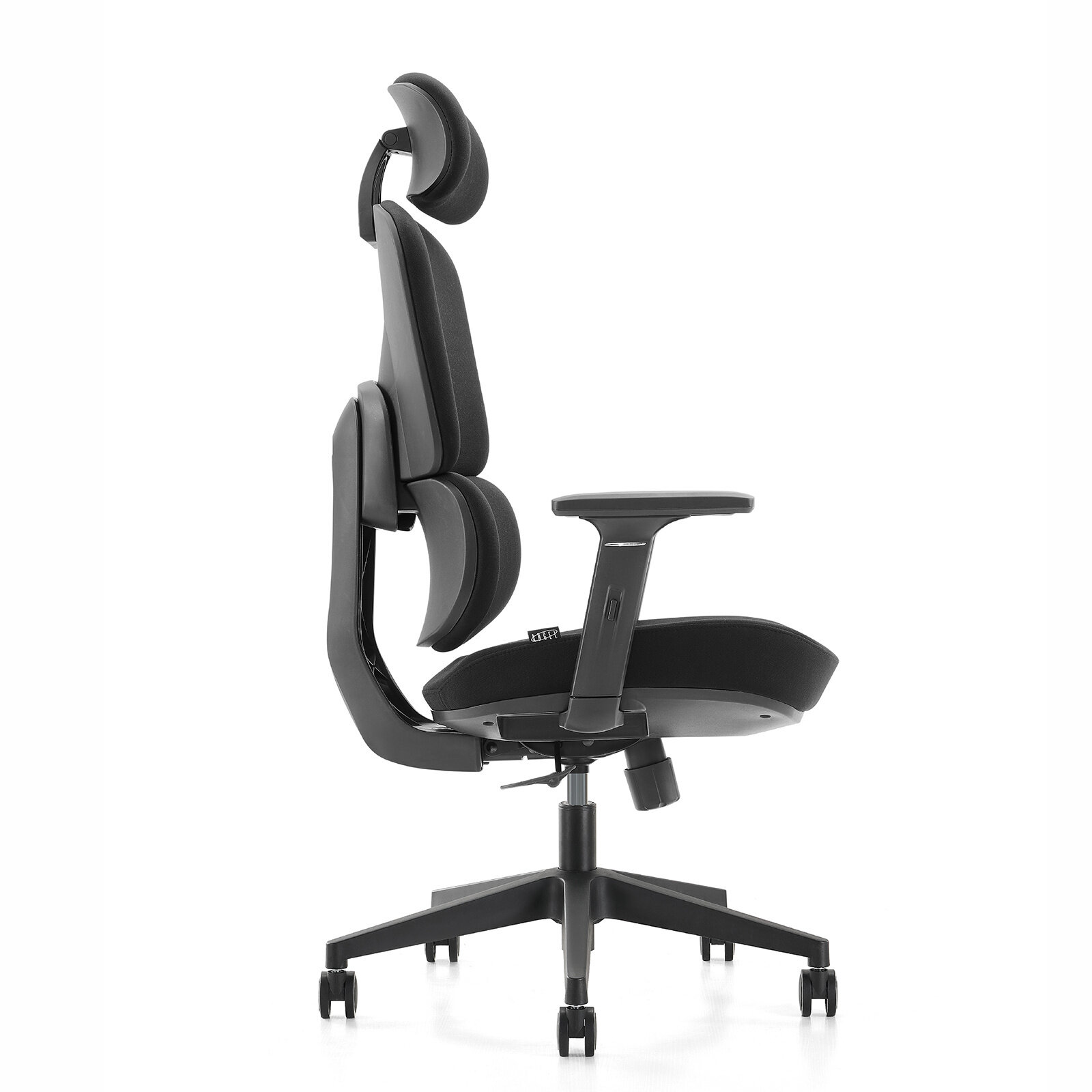 Ergonomiczny fotel biurowy obrotowy z regulowanym zagłówkiem i podłokietnikami, na pięcioramiennej podstawie z kółkami.