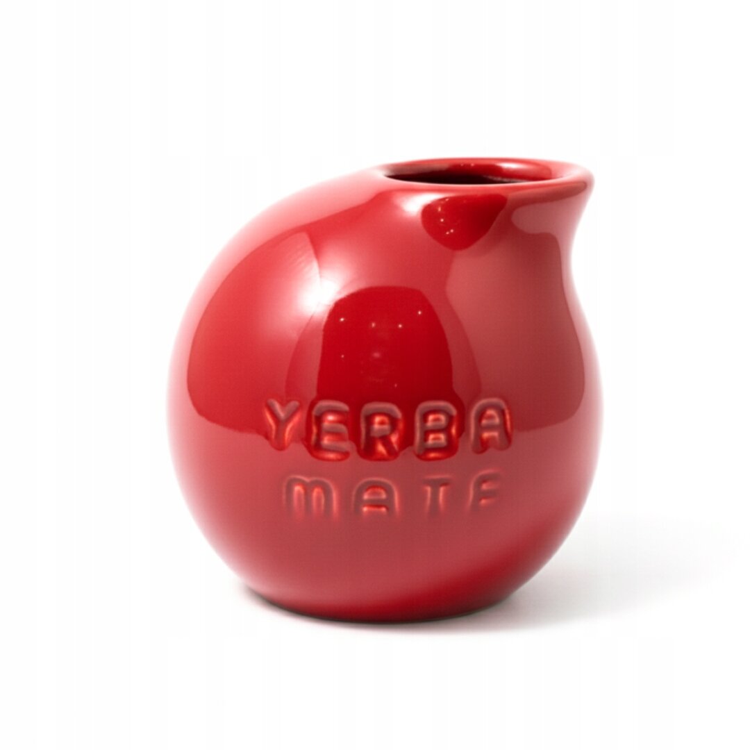 Czerwone naczynie o kulistym kształcie z napisem \'YERBA MATE\' na powierzchni.