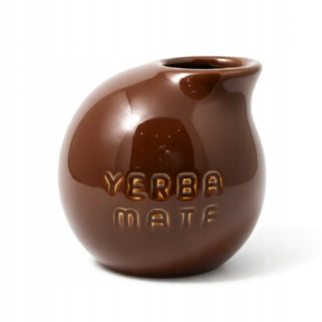 Brązowe naczynie o kulistym kształcie z napisem \'YERBA MATE\' na powierzchni.