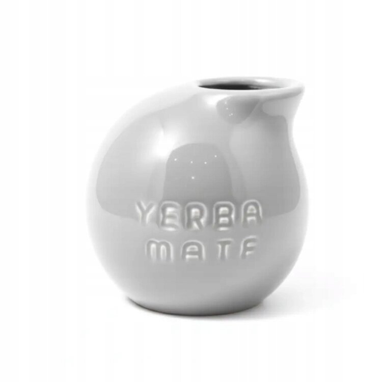 Szary kubek o kulistym kształcie z wytłoczonym napisem \'YERBA MATE\'.