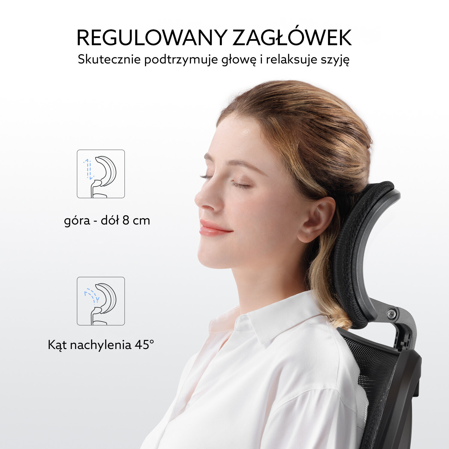 Kobieta siedzi na fotelu z regulowanym zagłówkiem, który podtrzymuje jej głowę. Tekst na obrazie: \'REGULOWANY ZAGŁÓWEK Skutecznie podtrzymuje głowę i relaksuje szyję\', \'góra - dół 8 cm\', \'Kąt nachylenia 45°\'.