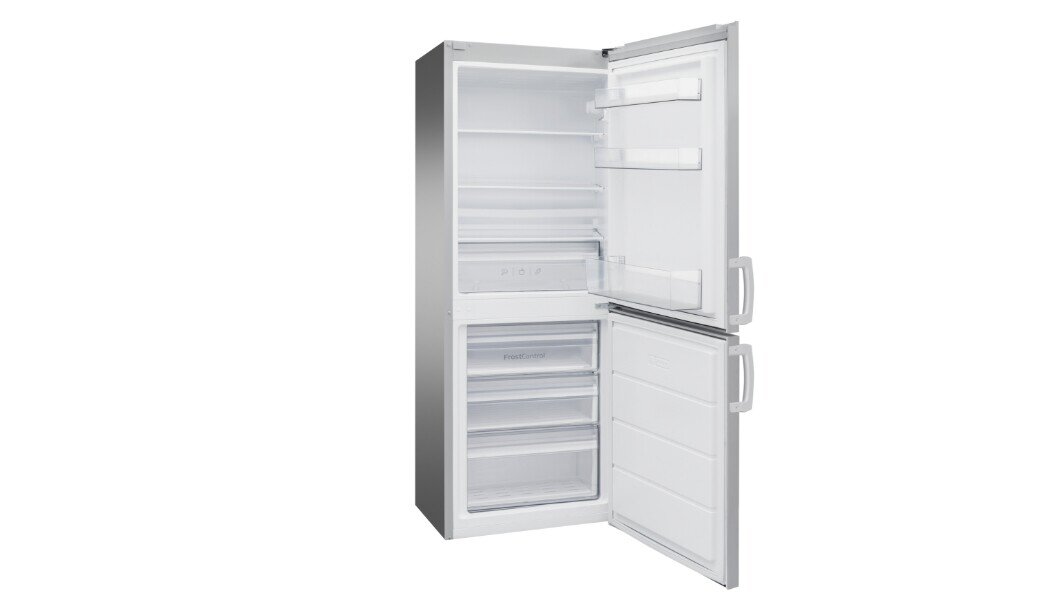 Lodówka dwudrzwiowa w kolorze inox z otwartymi drzwiami, ukazująca wnętrze z półkami i szufladami. Na drzwiach zamrażarki znajdują się dodatkowe półki.