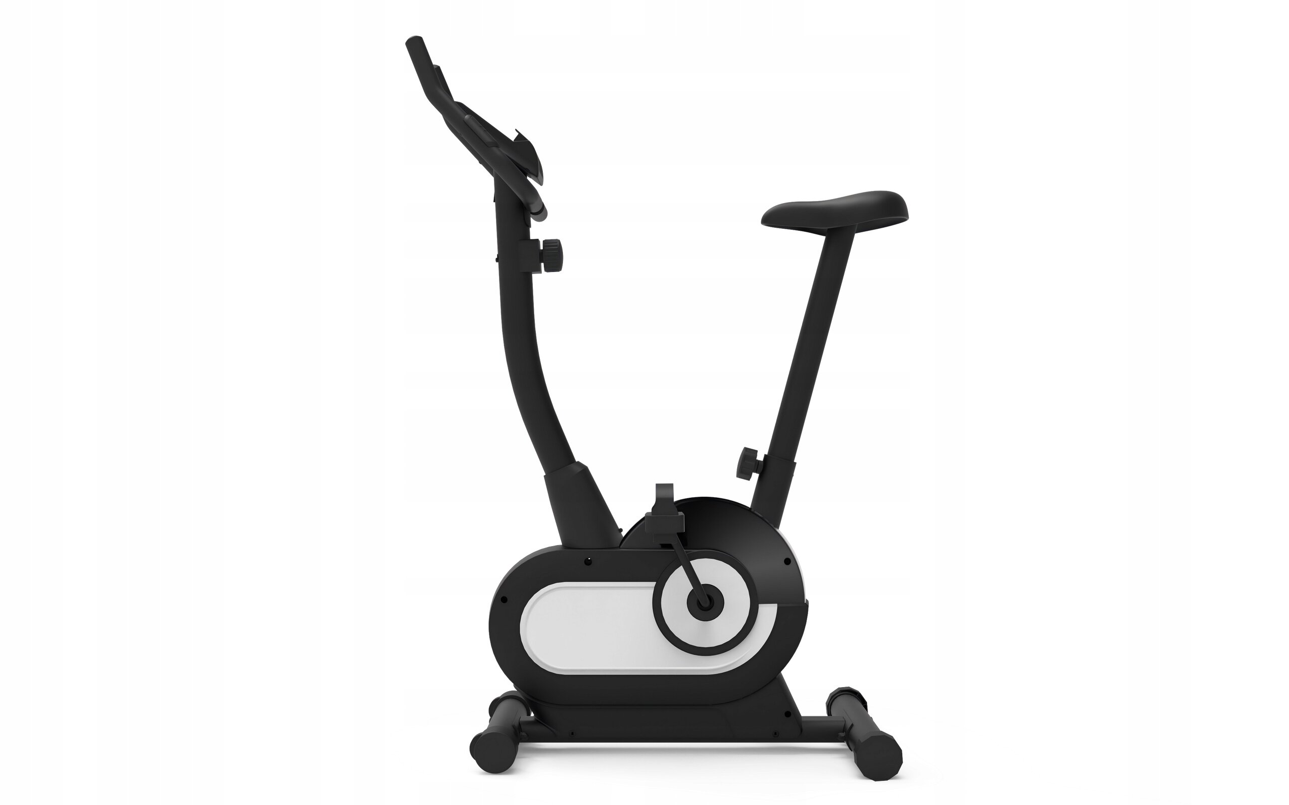 Na obrazie widoczny jest czarny rower treningowy z białymi elementami, posiadający siodełko i kierownicę. Rower stoi na stabilnej podstawie z kołem zamachowym w centralnej części.
