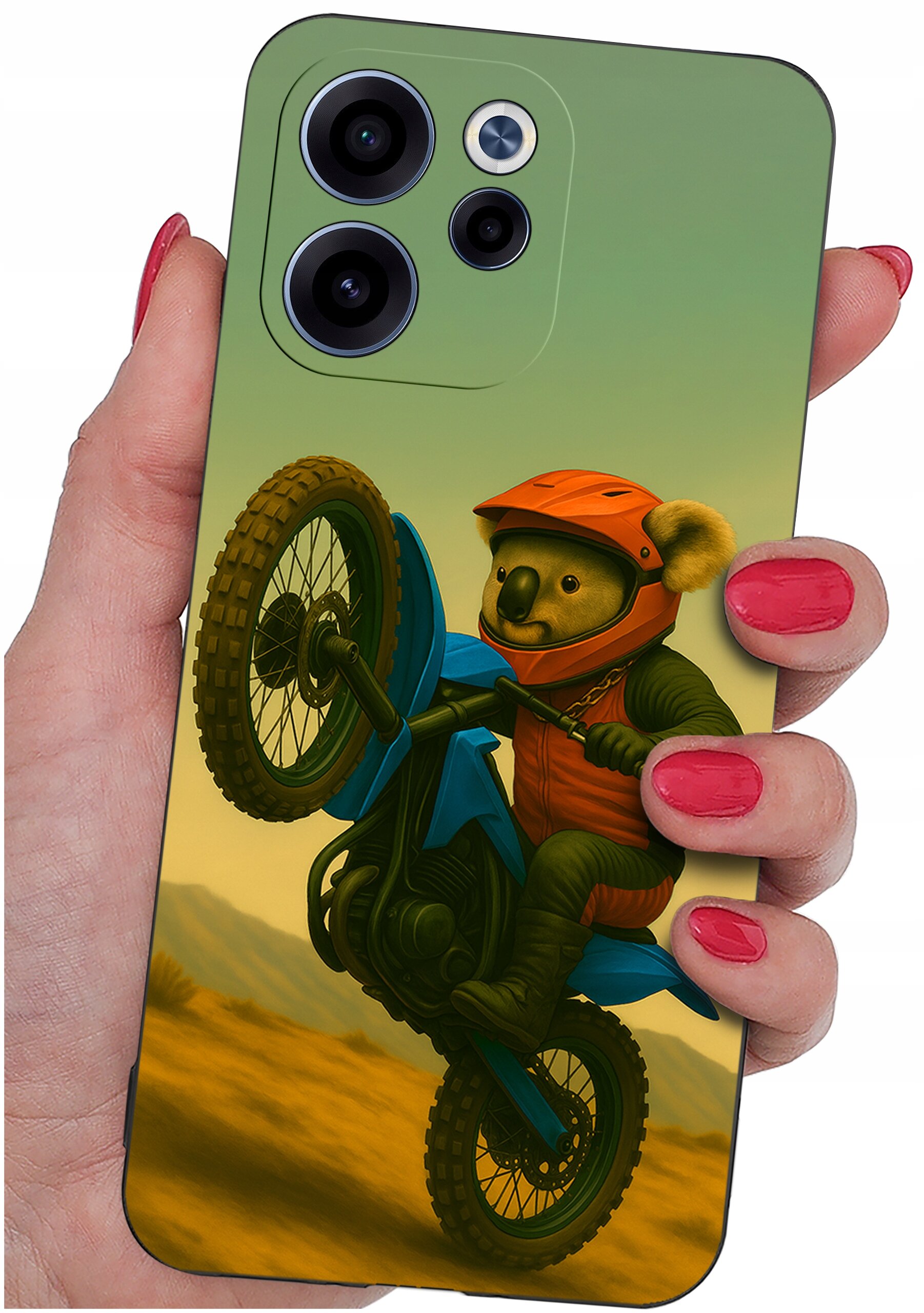 Etui na telefon z nadrukiem koali na motocyklu w kasku, trzymane w dłoni z pomalowanymi na czerwono paznokciami. Etui posiada wycięcia na trzy obiektywy aparatu i lampę błyskową.
