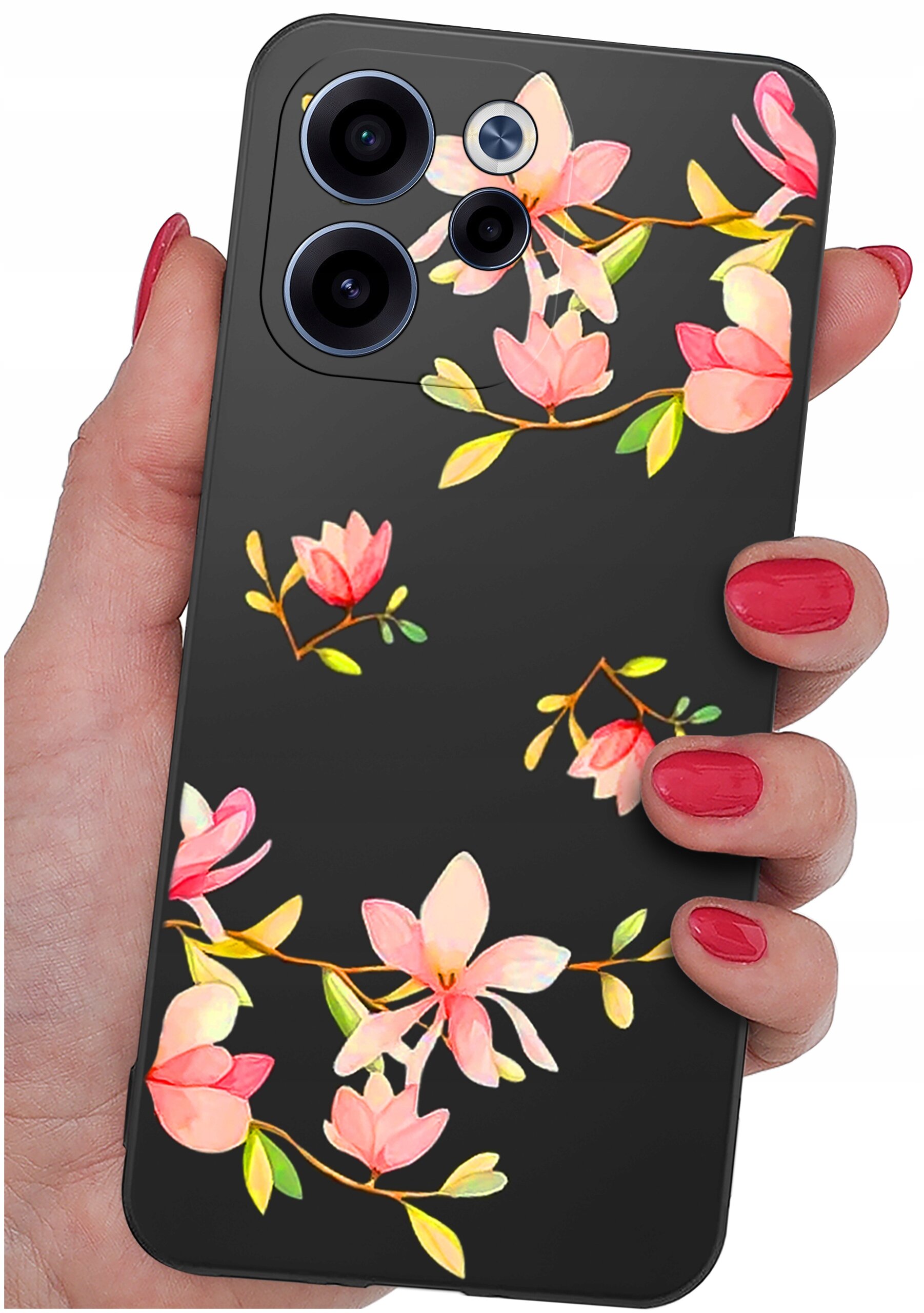 Osoba trzyma telefon w etui z czarnym tłem i wzorem różowych kwiatów z zielonymi liśćmi. Etui ma wycięcia na trzy obiektywy aparatu.