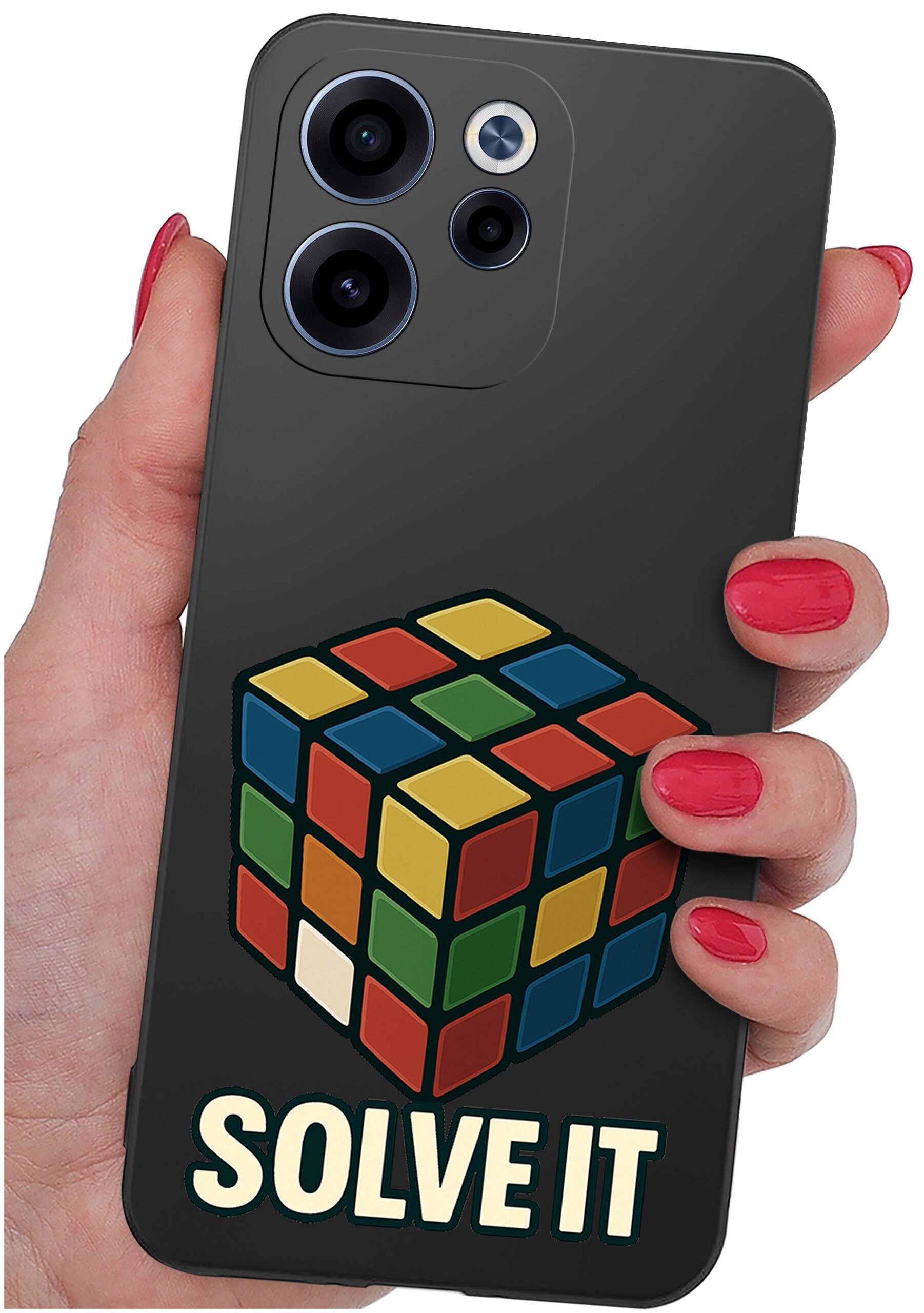 Osoba trzyma telefon w etui z nadrukiem kolorowej kostki i napisem \'SOLVE IT\'.