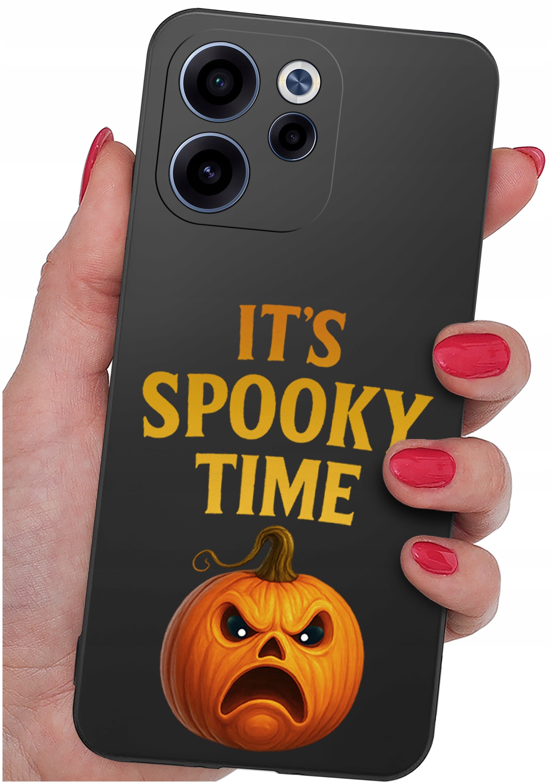 Osoba trzyma telefon z etui, na którym widnieje napis \'IT\'S SPOOKY TIME\' oraz rysunek dyni z groźną miną.