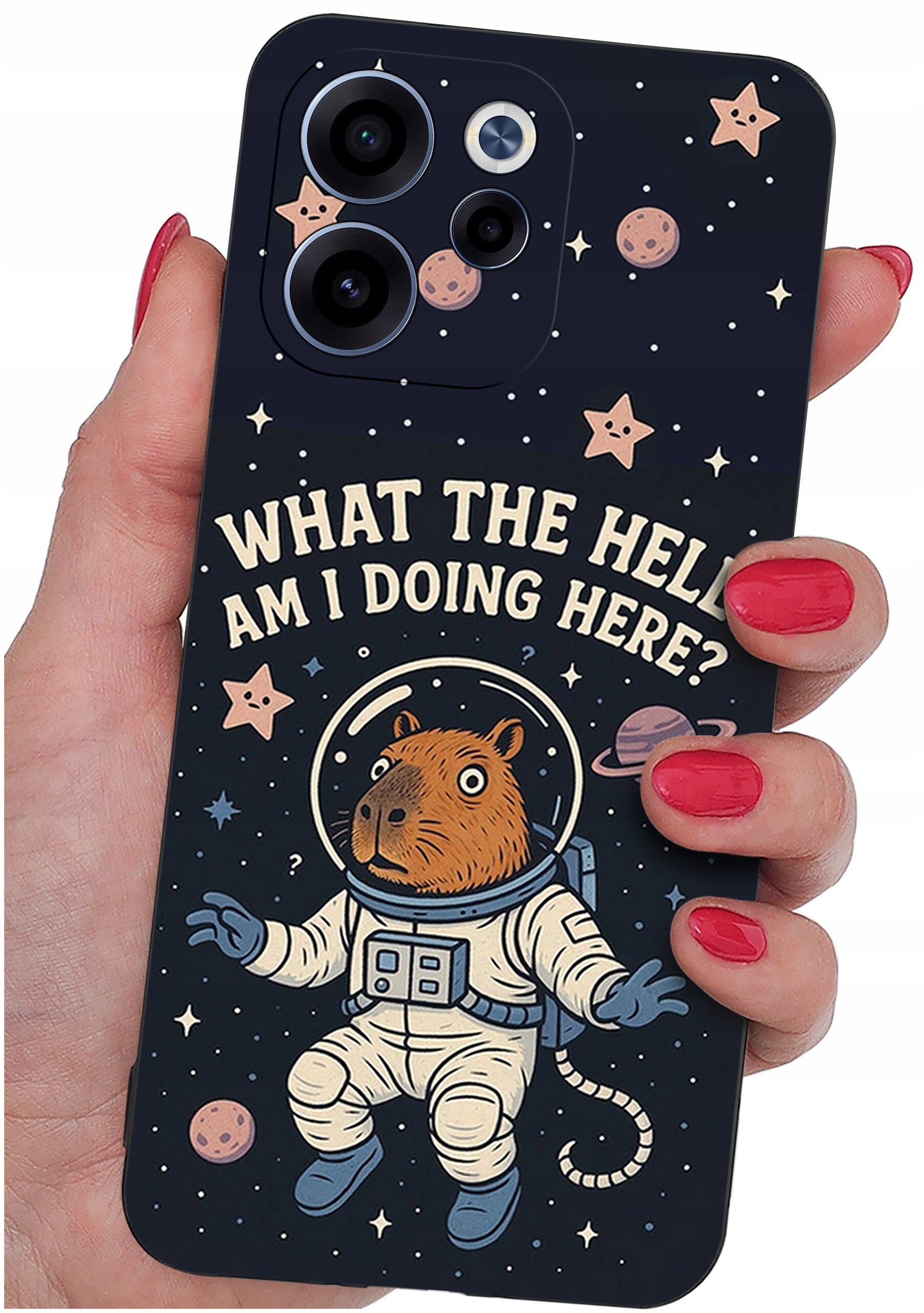 Etui na telefon z grafiką przedstawiającą zwierzę w skafandrze kosmicznym na tle gwiazd i planet oraz tekstem \'WHAT THE HELL AM I DOING HERE?\'.