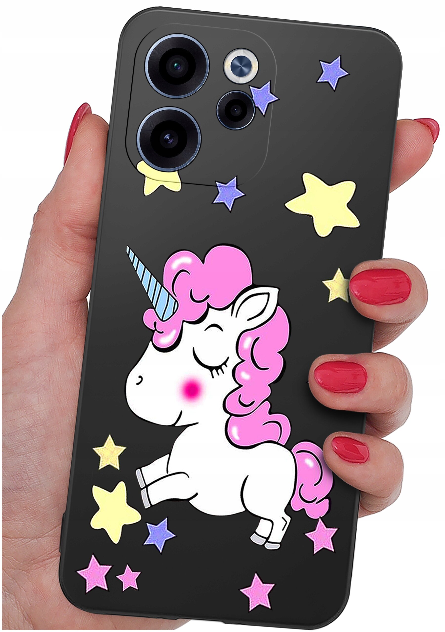 Czarne etui na telefon z kolorowym wzorem jednorożca i gwiazdek w pastelowych kolorach. Etui trzymane jest w dłoni z pomalowanymi na czerwono paznokciami.