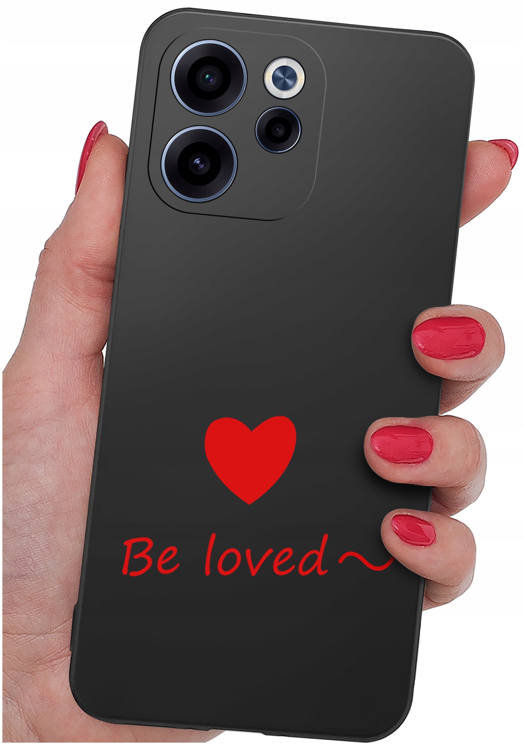 Czarna obudowa telefonu z czerwonym sercem i napisem \'Be loved ~\'. Obudowa jest trzymana w dłoni z pomalowanymi na czerwono paznokciami.