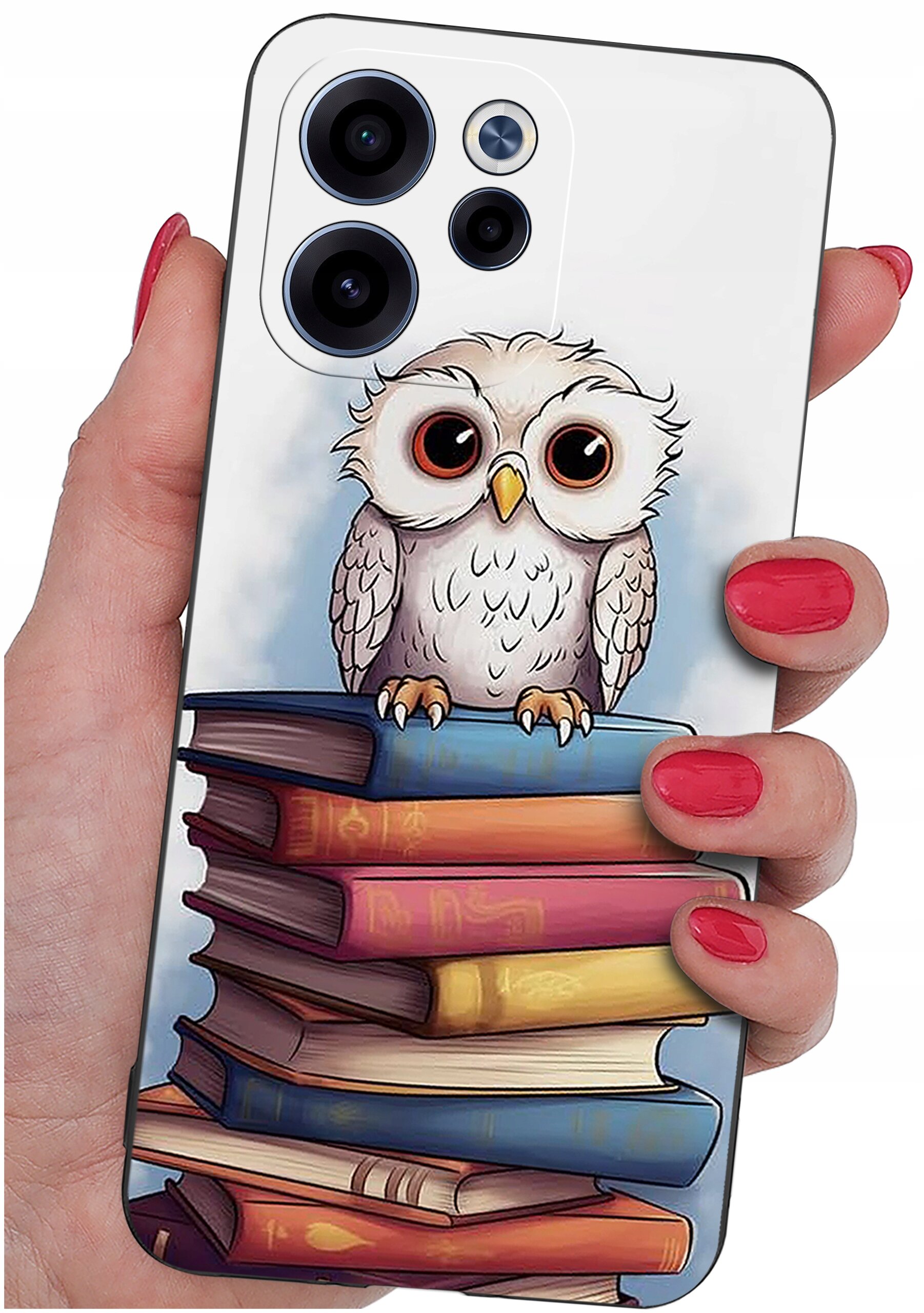 Etui na telefon z nadrukiem sowy siedzącej na stosie książek, trzymane w dłoni z pomalowanymi na czerwono paznokciami. Widać trzy obiektywy aparatu na górze etui.