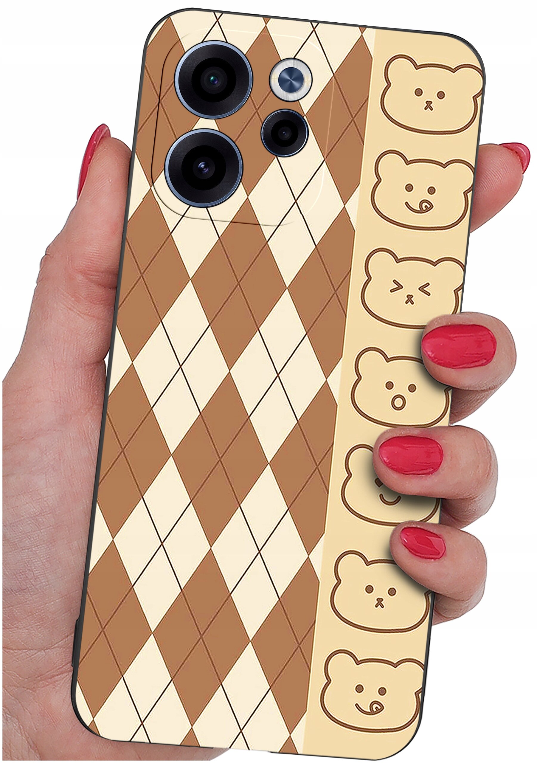 Etui na telefon z brązowo-kremowym wzorem w romby oraz rzędem rysunków misiów po jednej stronie. Etui trzymane jest w dłoni z pomalowanymi na czerwono paznokciami.
