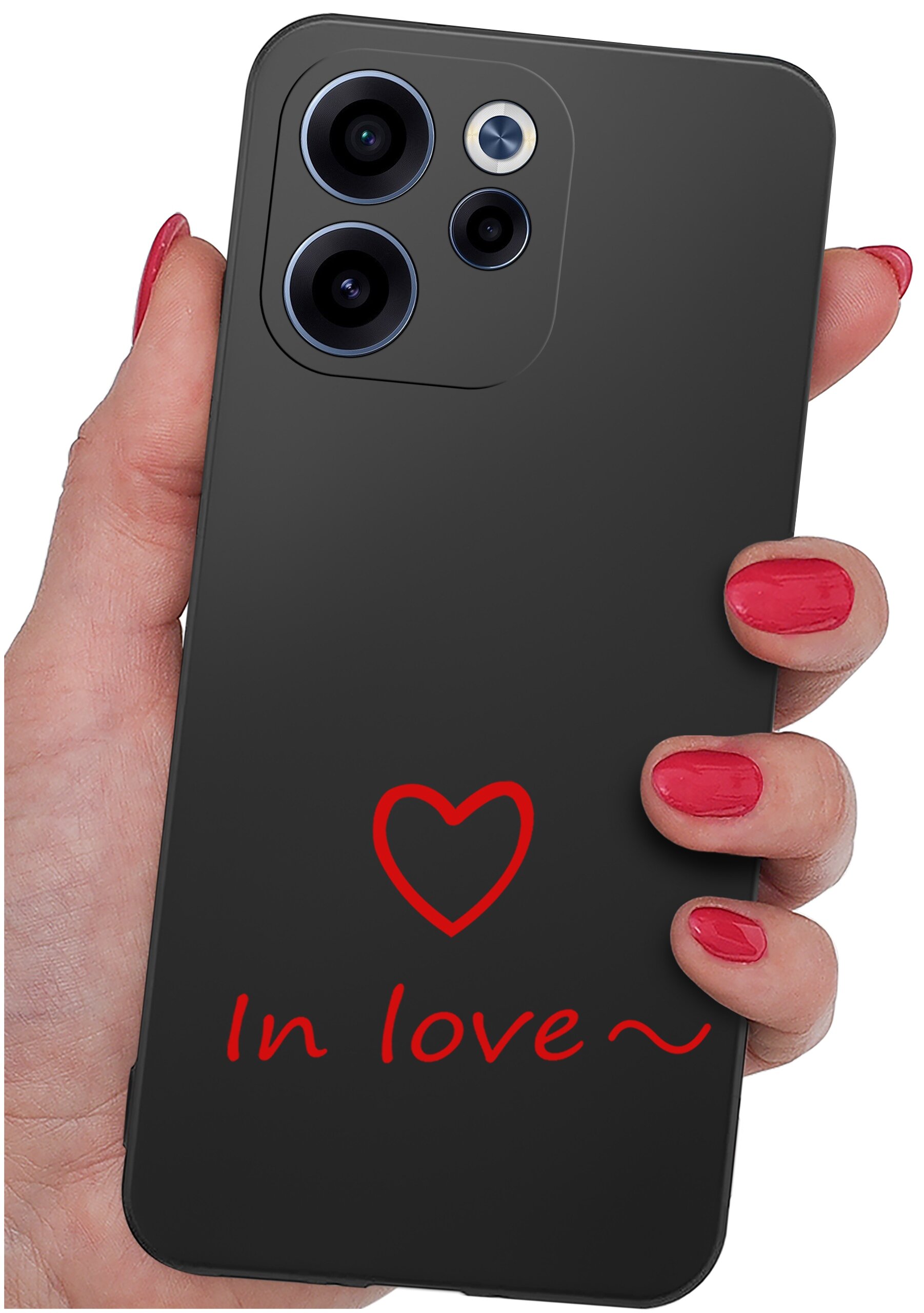 Czarna obudowa telefonu z trzema obiektywami aparatu, trzymana w dłoni z czerwonym lakierem na paznokciach. Na obudowie widoczny jest czerwony napis \'In love\' oraz serce.