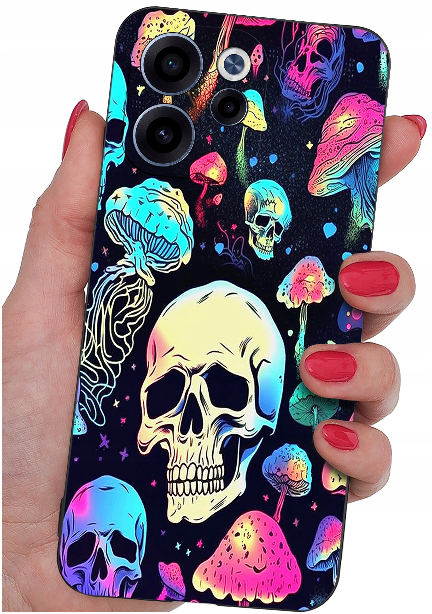 Etui na telefon z kolorowym wzorem czaszek i grzybów, trzymane w dłoni z pomalowanymi na czerwono paznokciami. Etui posiada wycięcia na trzy obiektywy aparatu i lampę błyskową.