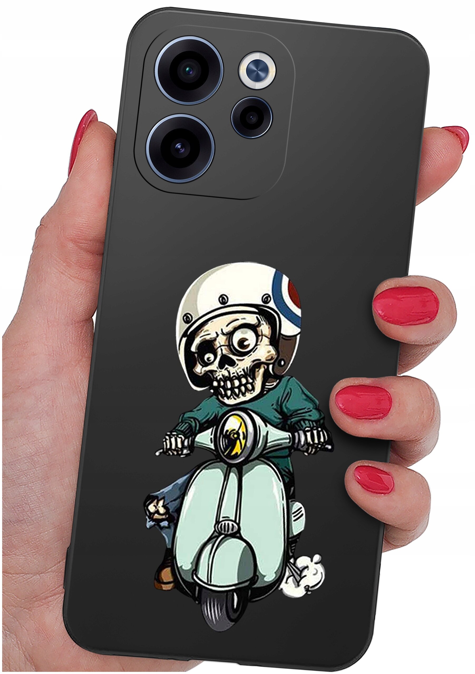 Etui na telefon z grafiką przedstawiającą szkielet na skuterze, trzymane w dłoni z pomalowanymi na czerwono paznokciami. Etui ma wycięcia na trzy obiektywy aparatu.