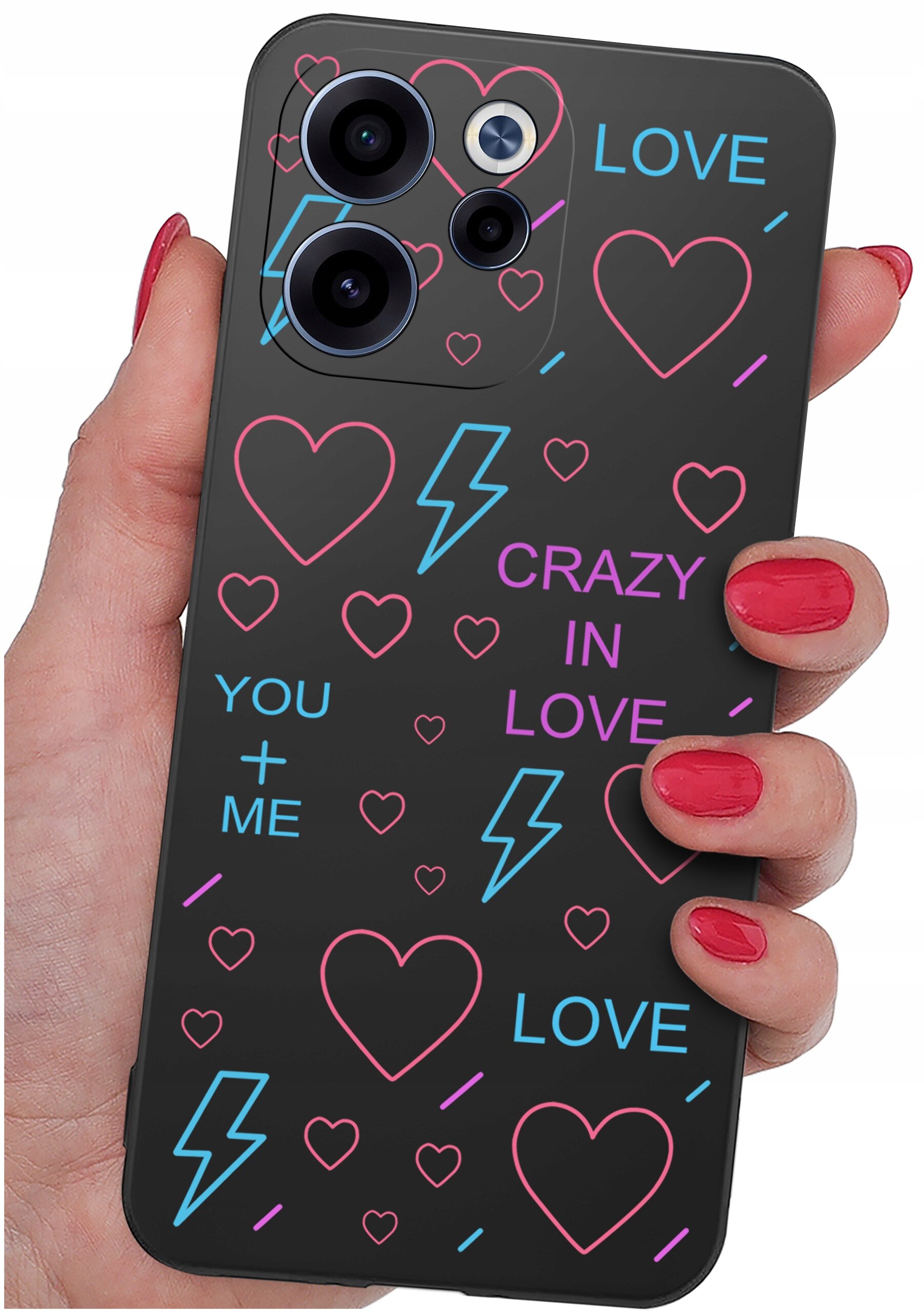 Czarne etui na telefon z kolorowymi wzorami serc, piorunów i napisami \'LOVE\', \'CRAZY IN LOVE\', \'YOU + ME\'. Etui trzymane jest w dłoni z pomalowanymi na czerwono paznokciami.