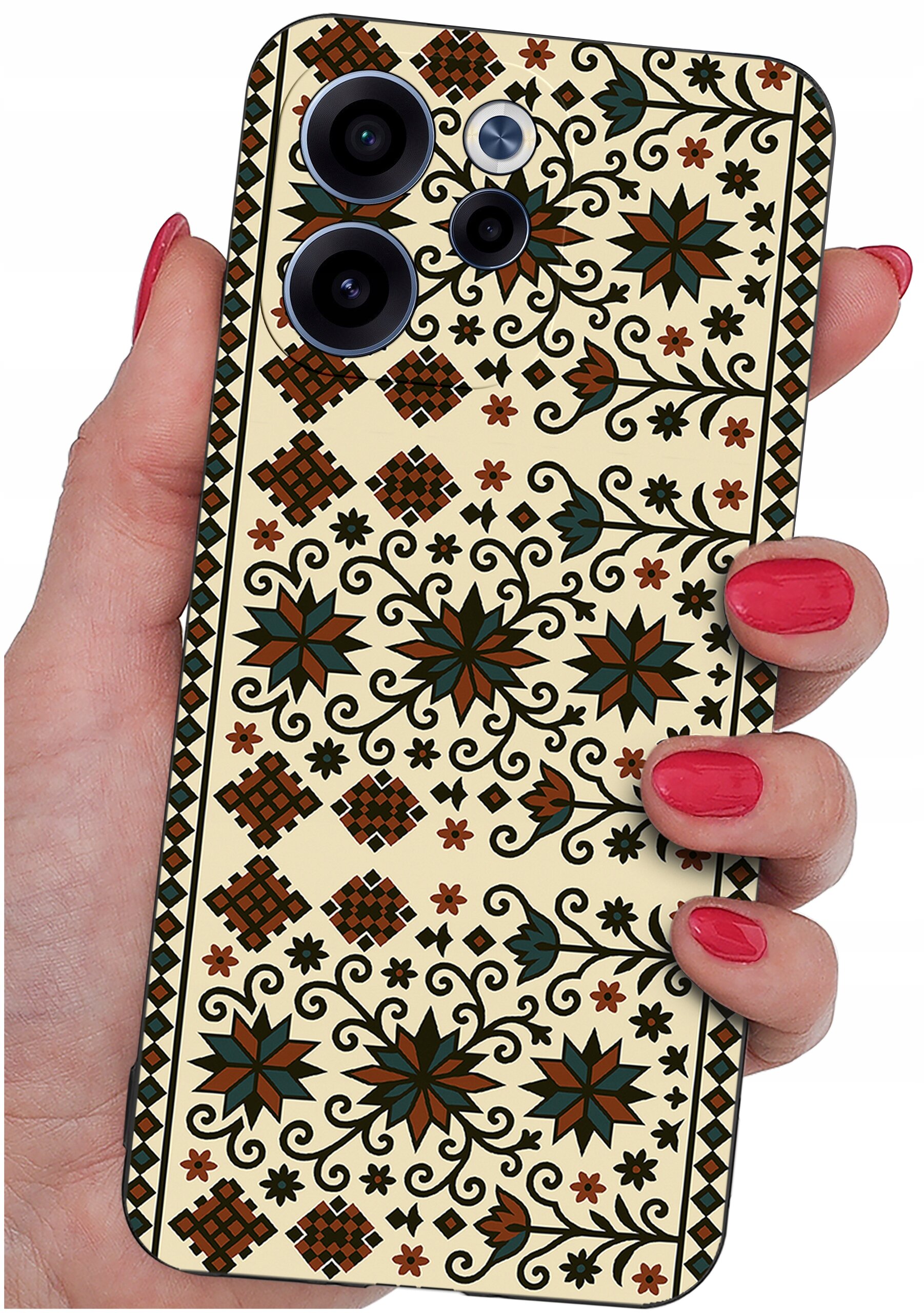 Etui na telefon z wzorem w stylu etnicznym, trzymane w dłoni z pomalowanymi na czerwono paznokciami. Etui ma beżowe tło z ciemnozielonymi i brązowymi motywami kwiatowymi oraz geometrycznymi.