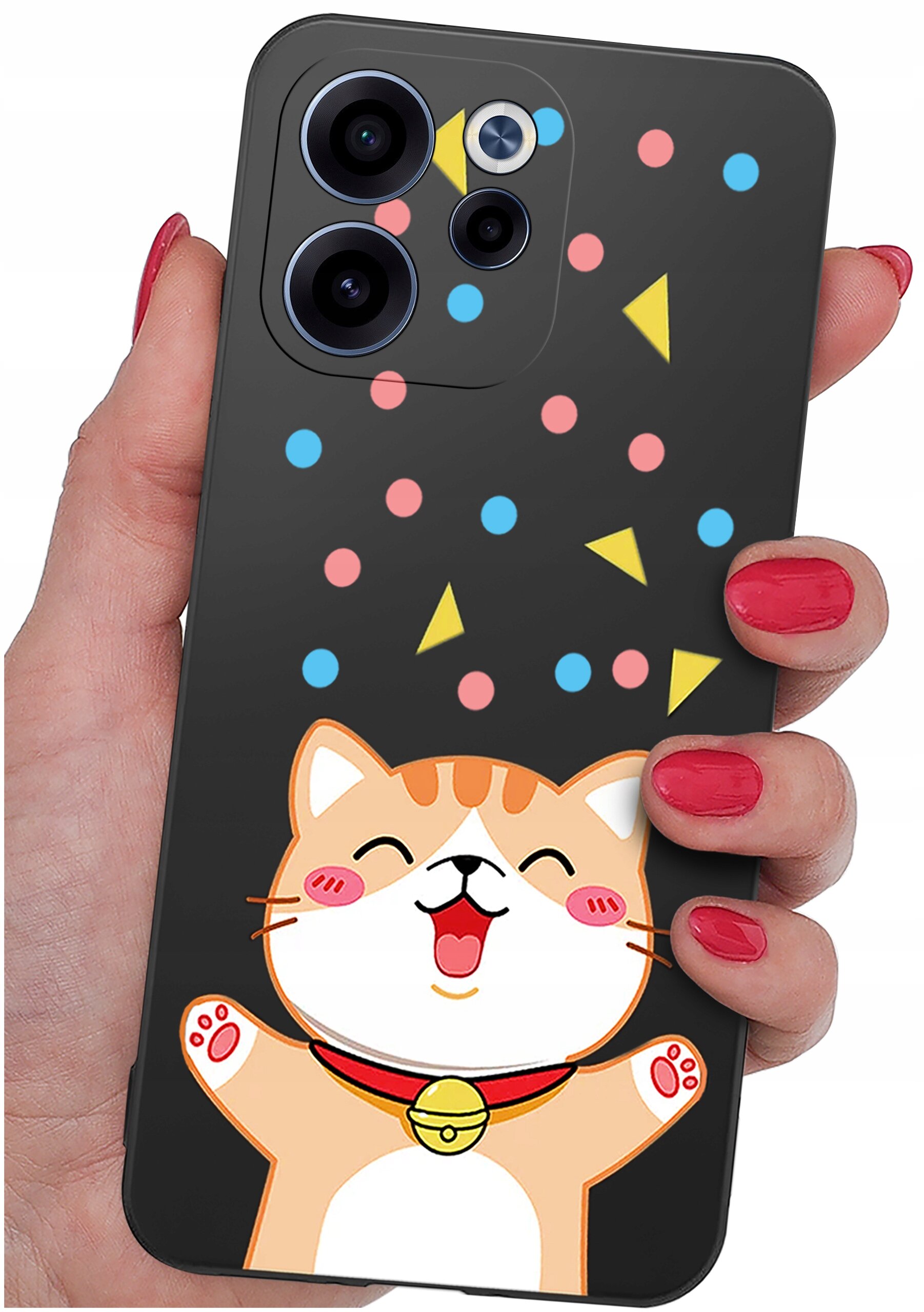 Etui na telefon z grafiką uśmiechniętego kota w dolnej części oraz kolorowymi kropkami i trójkątami na czarnym tle. Etui trzymane jest w dłoni z pomalowanymi na czerwono paznokciami.