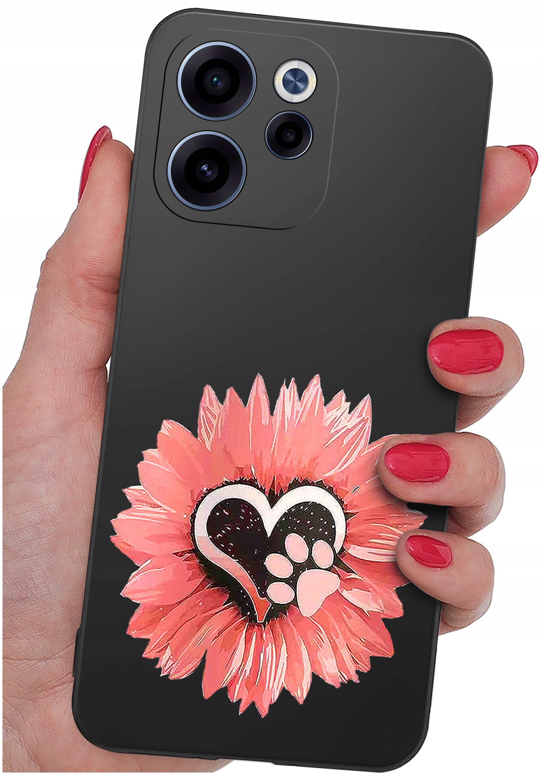 Osoba trzyma telefon z czarnym etui ozdobionym różowym kwiatem i sercem z odciskiem łapy. Etui ma wycięcia na trzy obiektywy aparatu.