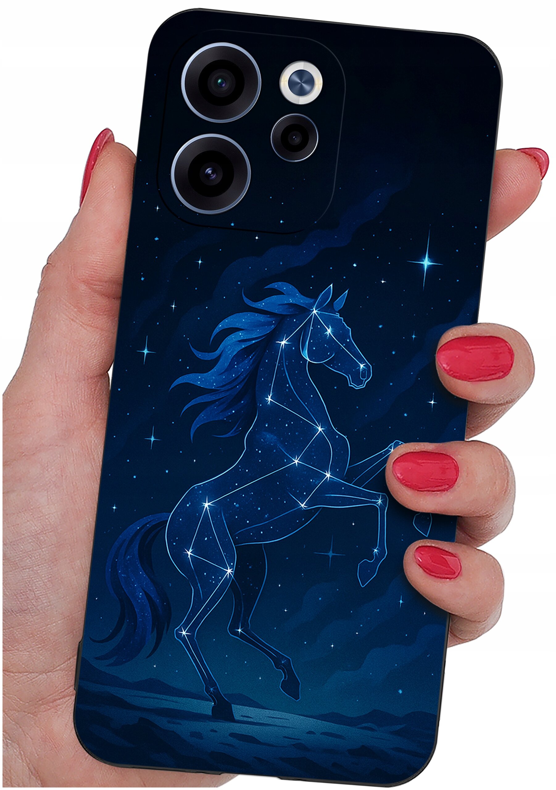 Etui na telefon z motywem konstelacji konia na tle gwiaździstego nieba, trzymane w dłoni z pomalowanymi na czerwono paznokciami.