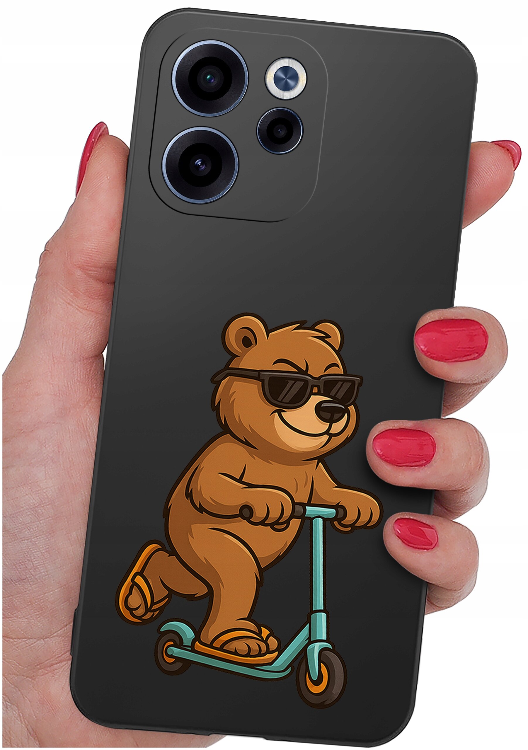 Etui na telefon z grafiką przedstawiającą niedźwiedzia w okularach przeciwsłonecznych, jadącego na hulajnodze. Etui jest trzymane w dłoni z pomalowanymi na czerwono paznokciami.