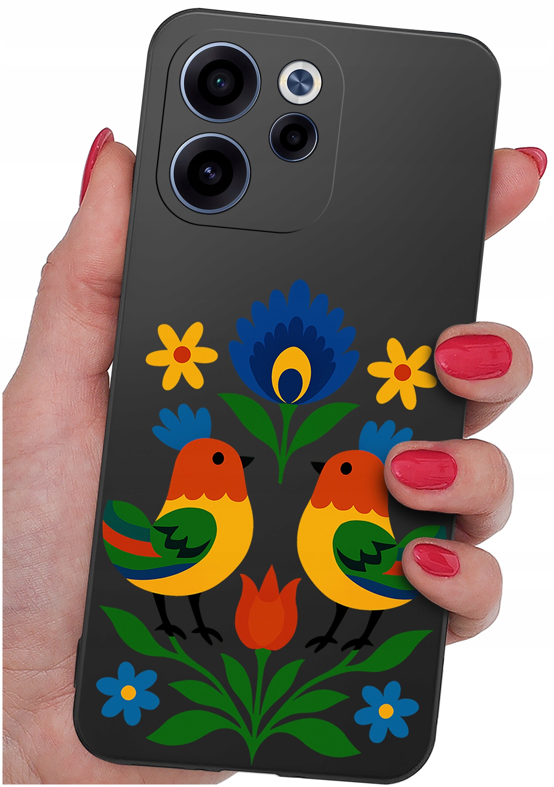 Osoba trzyma telefon z etui ozdobionym kolorowym wzorem przedstawiającym dwa ptaki i kwiaty. Etui jest ciemne, a wzory są w żywych kolorach, takich jak żółty, niebieski i czerwony.
