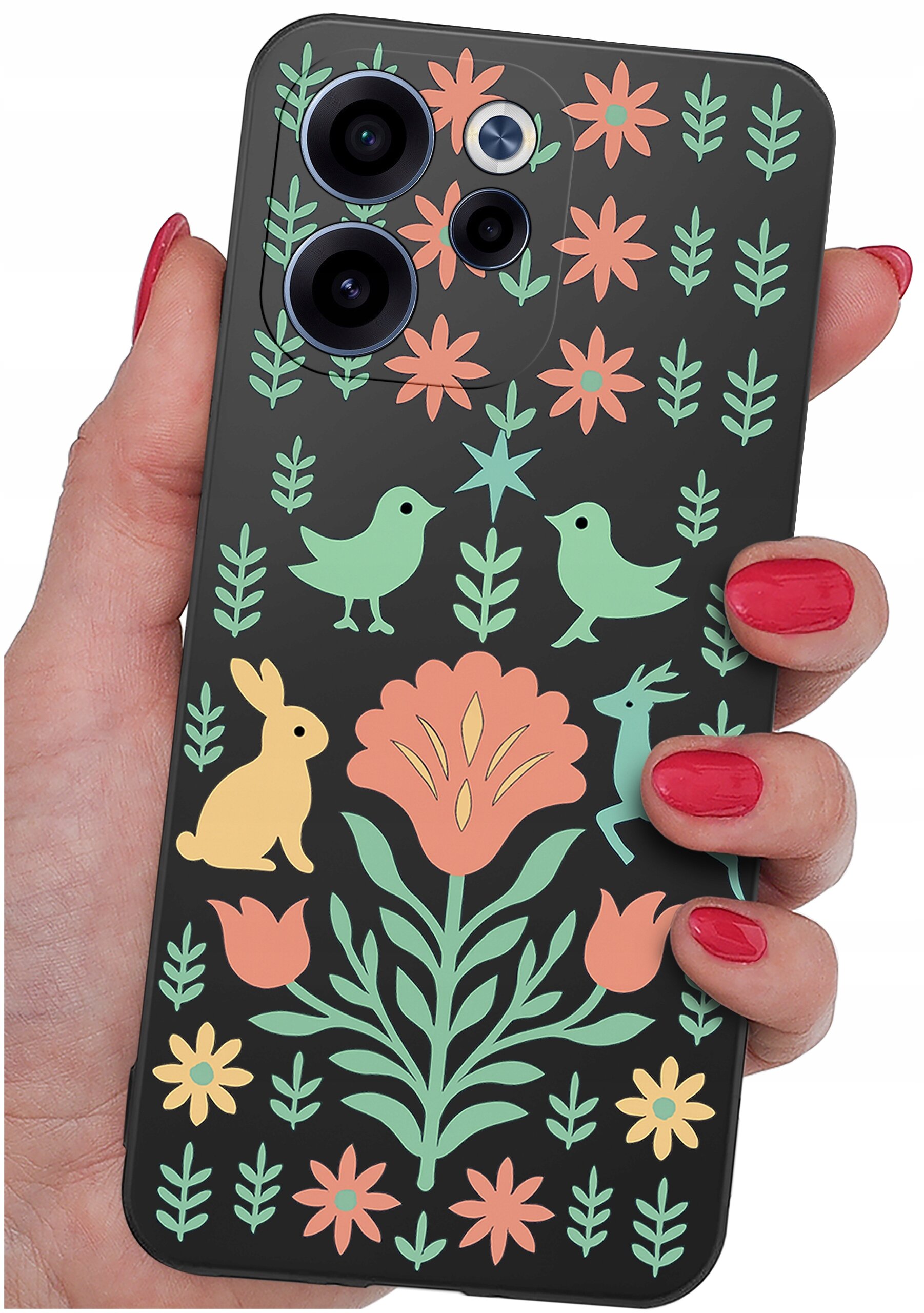 Etui na telefon z kolorowym wzorem przedstawiającym kwiaty, ptaki i zwierzęta na ciemnym tle. Etui jest trzymane w dłoni z pomalowanymi na czerwono paznokciami.