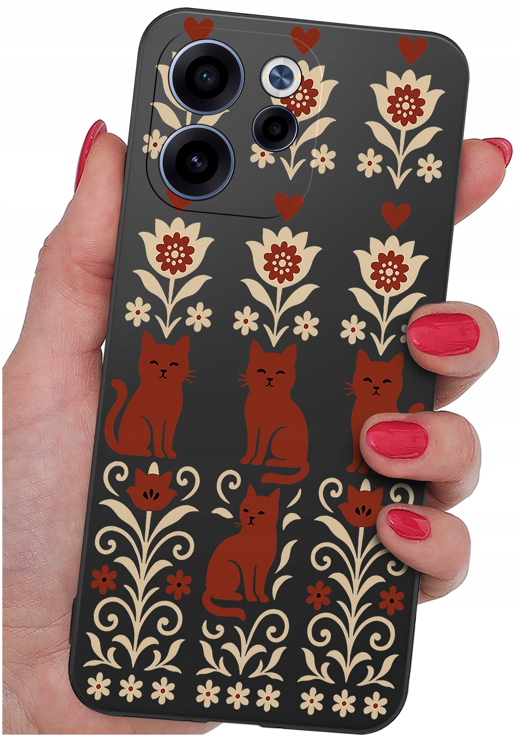 Etui na telefon z wzorem przedstawiającym brązowe koty i kwiaty na ciemnym tle, trzymane w dłoni z pomalowanymi na czerwono paznokciami.