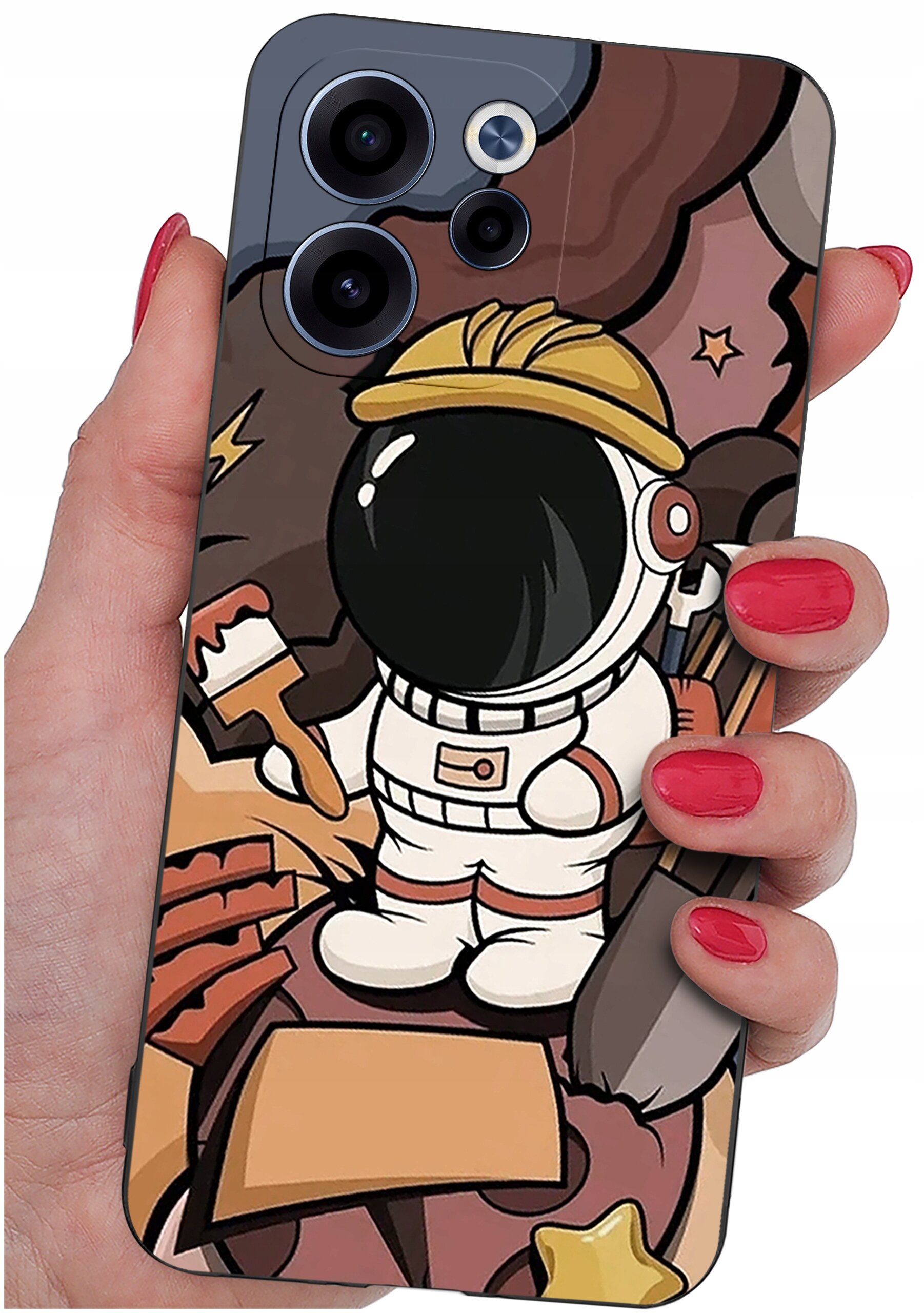 Etui na telefon z kolorowym wzorem przedstawiającym postać w skafandrze kosmicznym z pędzlem w ręku. Etui jest trzymane w dłoni z pomalowanymi na czerwono paznokciami.