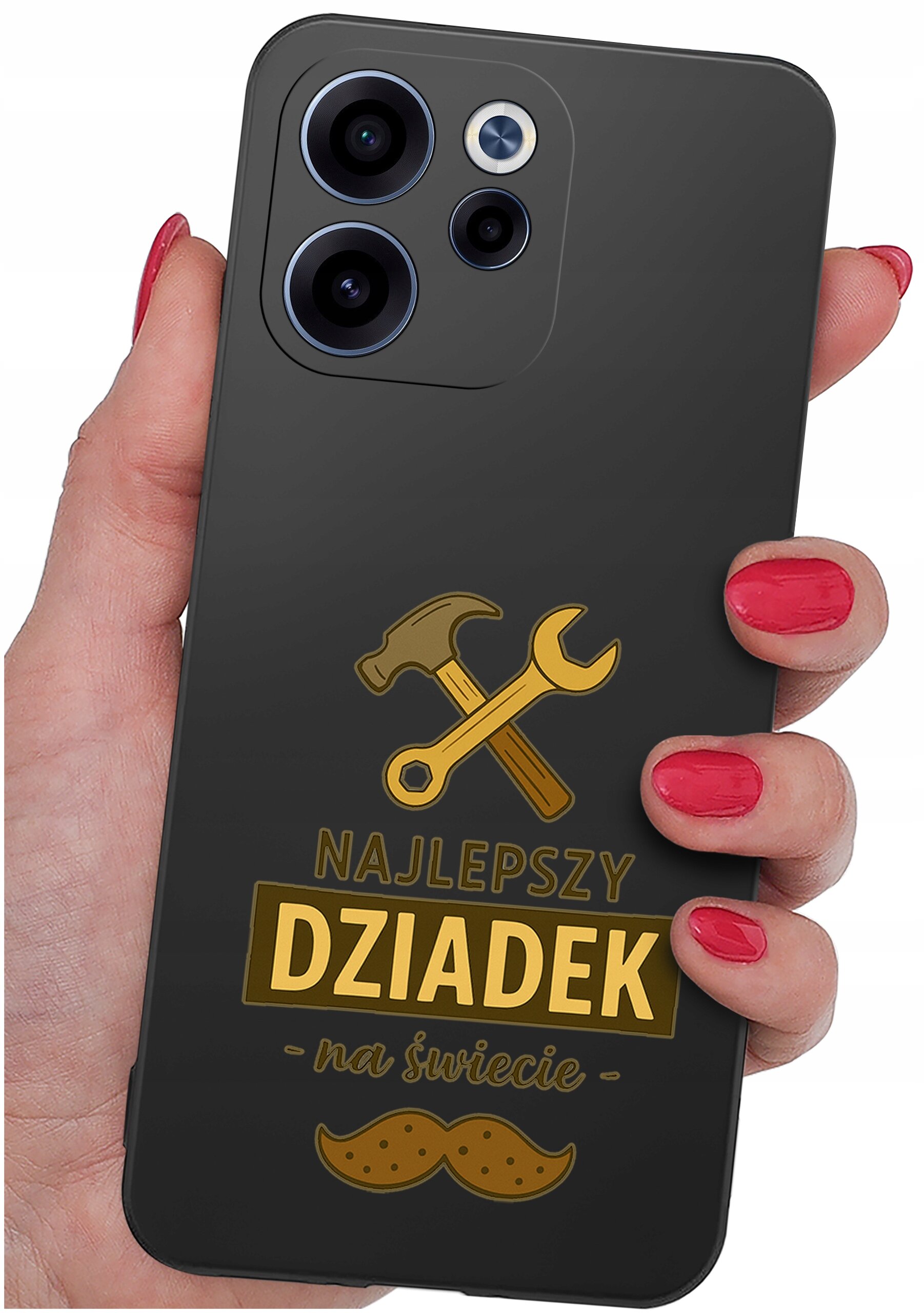 Osoba trzyma czarne etui na telefon z trzema obiektywami aparatu. Na etui znajduje się grafika z młotkiem i kluczem oraz napis \'NAJLEPSZY DZIADEK na świecie\'.