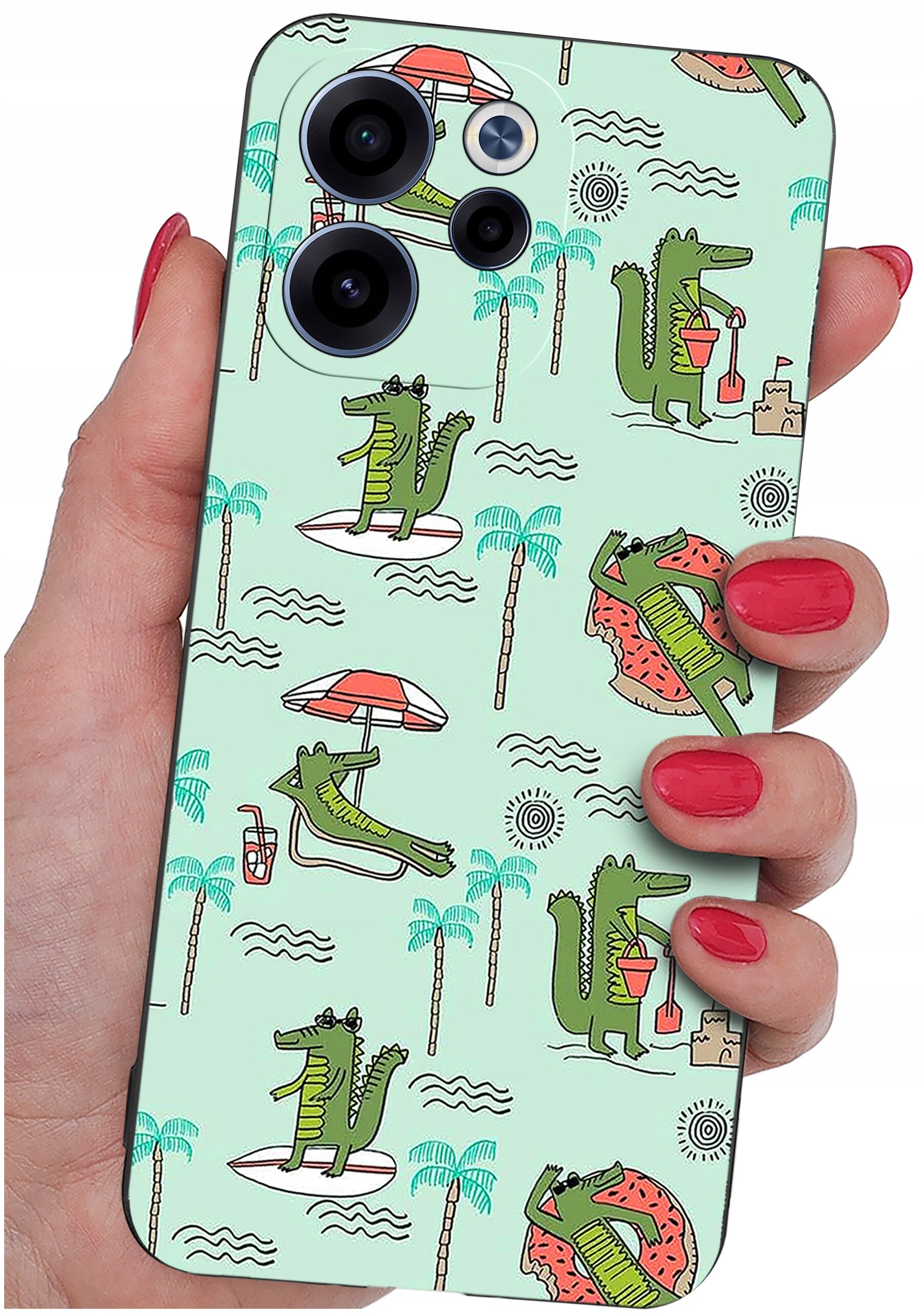 Etui na telefon z motywem zielonych krokodyli na plaży, trzymane w dłoni z pomalowanymi na czerwono paznokciami. Wzór zawiera palmy, parasole i fale na jasnym tle.