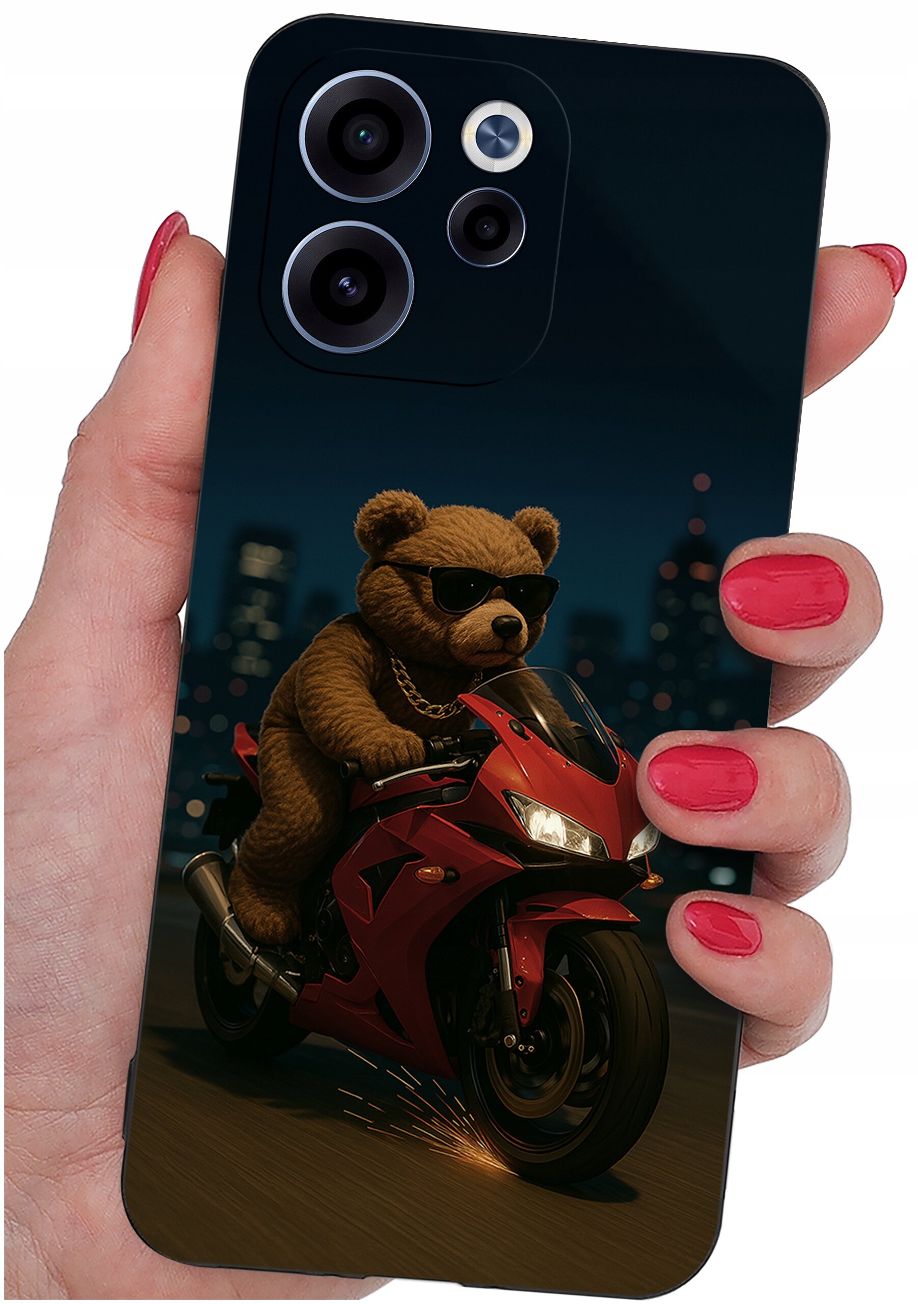 Etui na telefon z nadrukiem misia w okularach przeciwsłonecznych, jadącego na czerwonym motocyklu na tle nocnego miasta. Etui trzymane jest w dłoni z pomalowanymi na czerwono paznokciami.