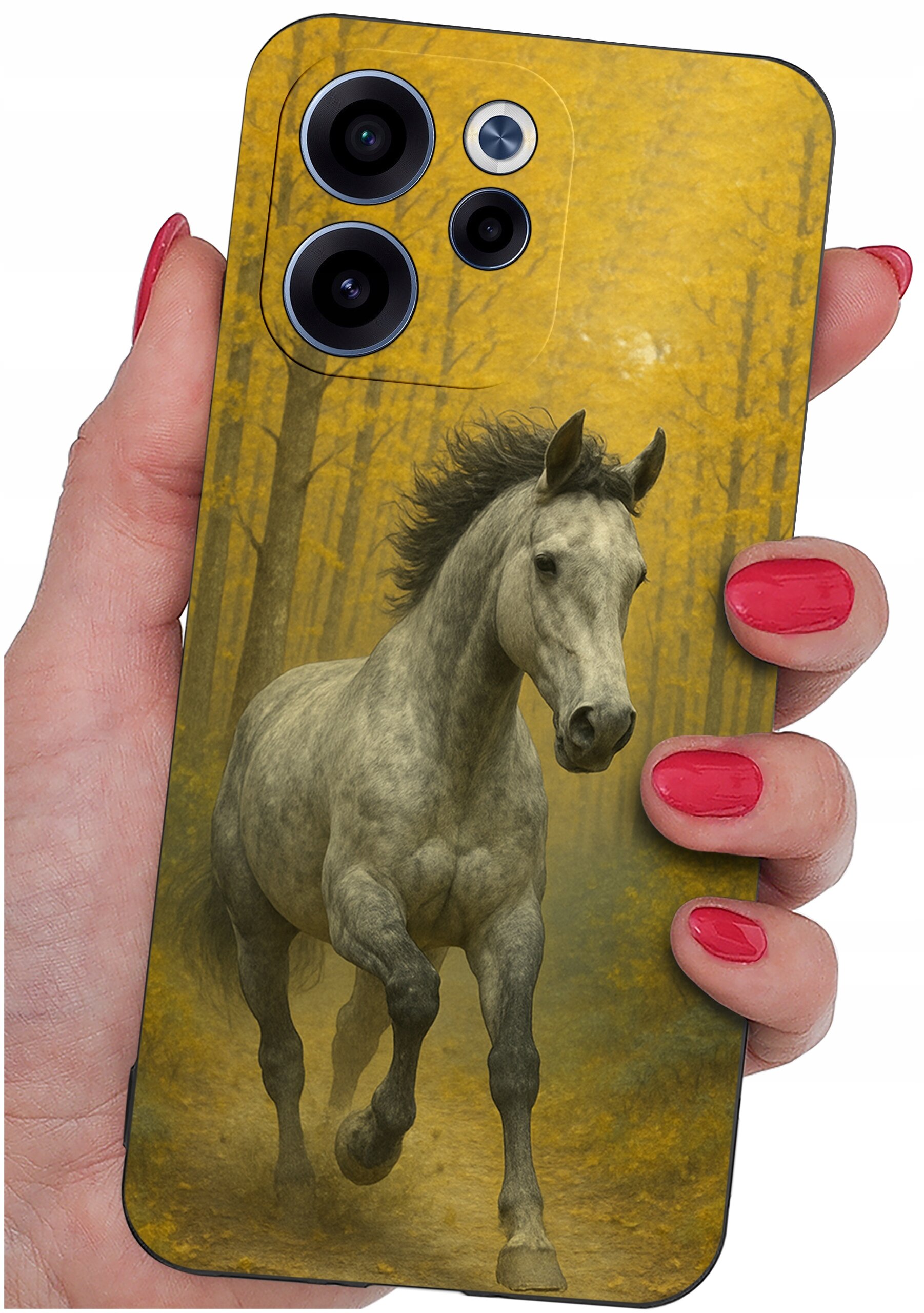Etui na telefon z nadrukiem biegnącego konia na tle jesiennego lasu, trzymane w dłoni z pomalowanymi na czerwono paznokciami. Widoczne są trzy obiektywy aparatu telefonu.