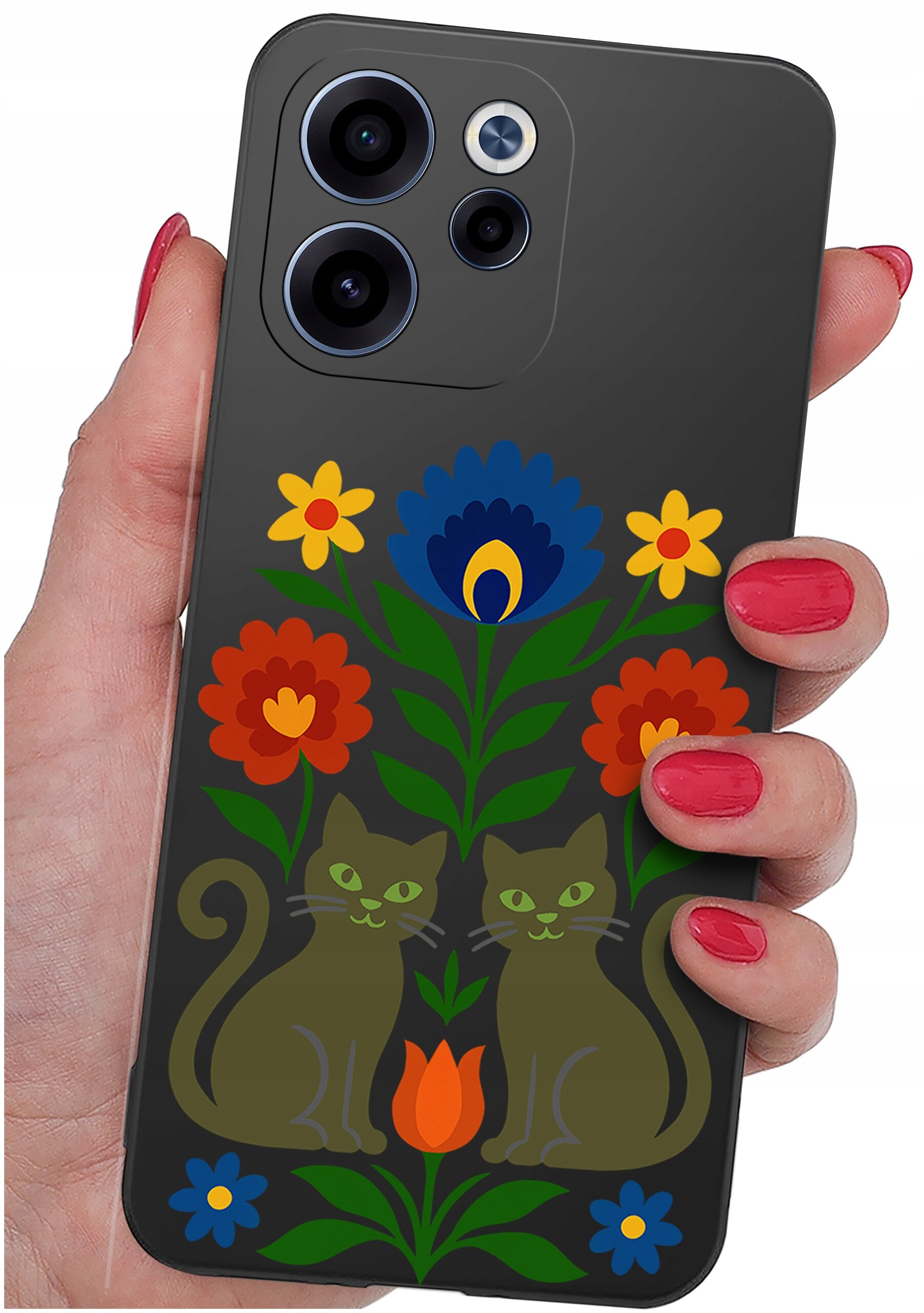 Etui na telefon z kolorowym wzorem kwiatów i dwóch kotów, trzymane w dłoni z pomalowanymi na czerwono paznokciami. Etui ma wycięcia na trzy obiektywy aparatu.