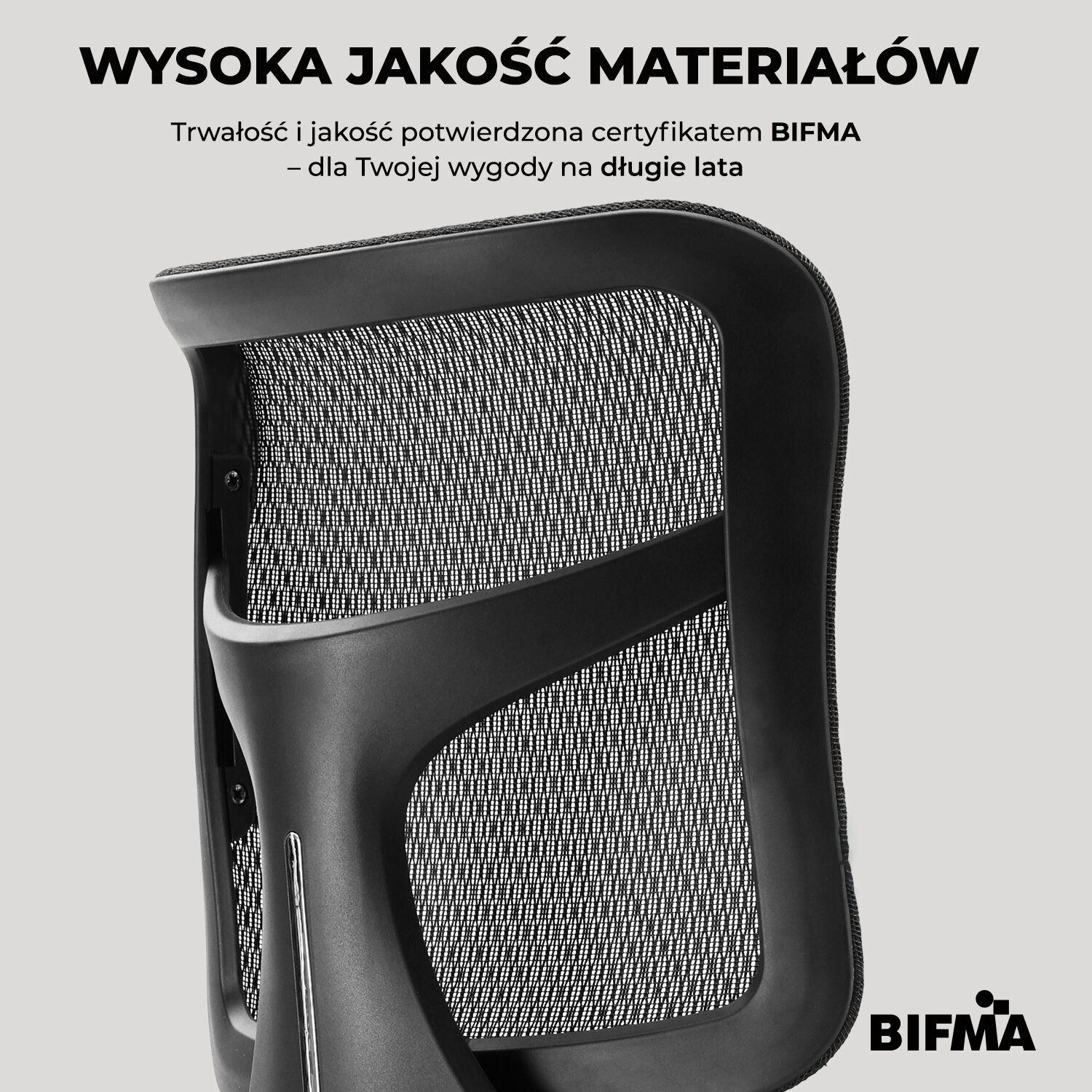 Obraz przedstawia oparcie fotela biurowego z siatkowym materiałem i czarną ramą. Tekst na obrazie: \'WYSOKA JAKOŚĆ MATERIAŁÓW Trwałość i jakość potwierdzona certyfikatem BIFMA – dla Twojej wygody na długie lata\' oraz logo BIFMA.