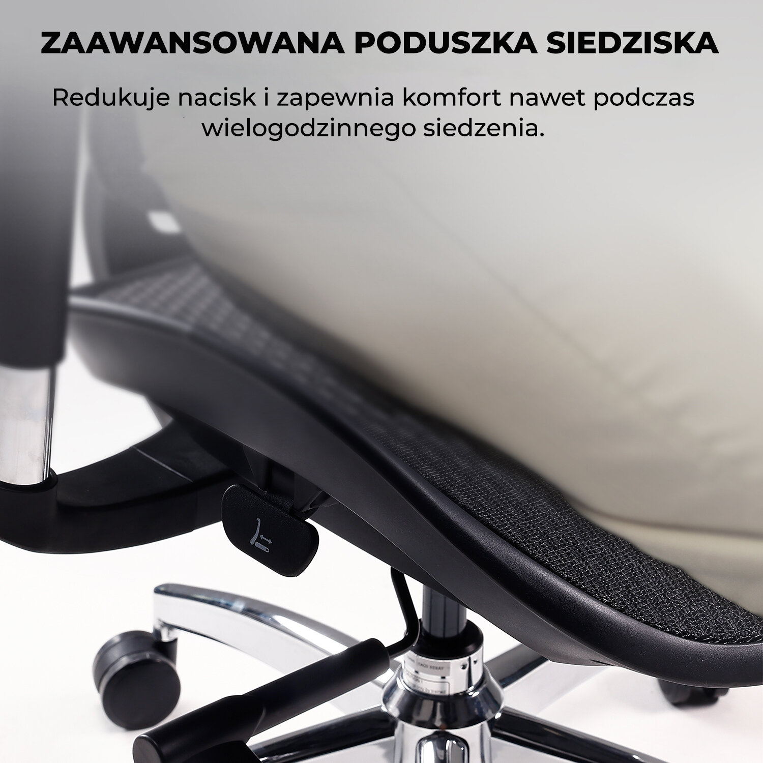 Zdjęcie przedstawia dolną część ergonomicznego fotela biurowego z metalową podstawą i kółkami. Na górze widoczny jest tekst: \'ZAAWANSOWANA PODUSZKA SIEDZISKA Redukuje nacisk i zapewnia komfort nawet podczas wielogodzinnego siedzenia.\'
