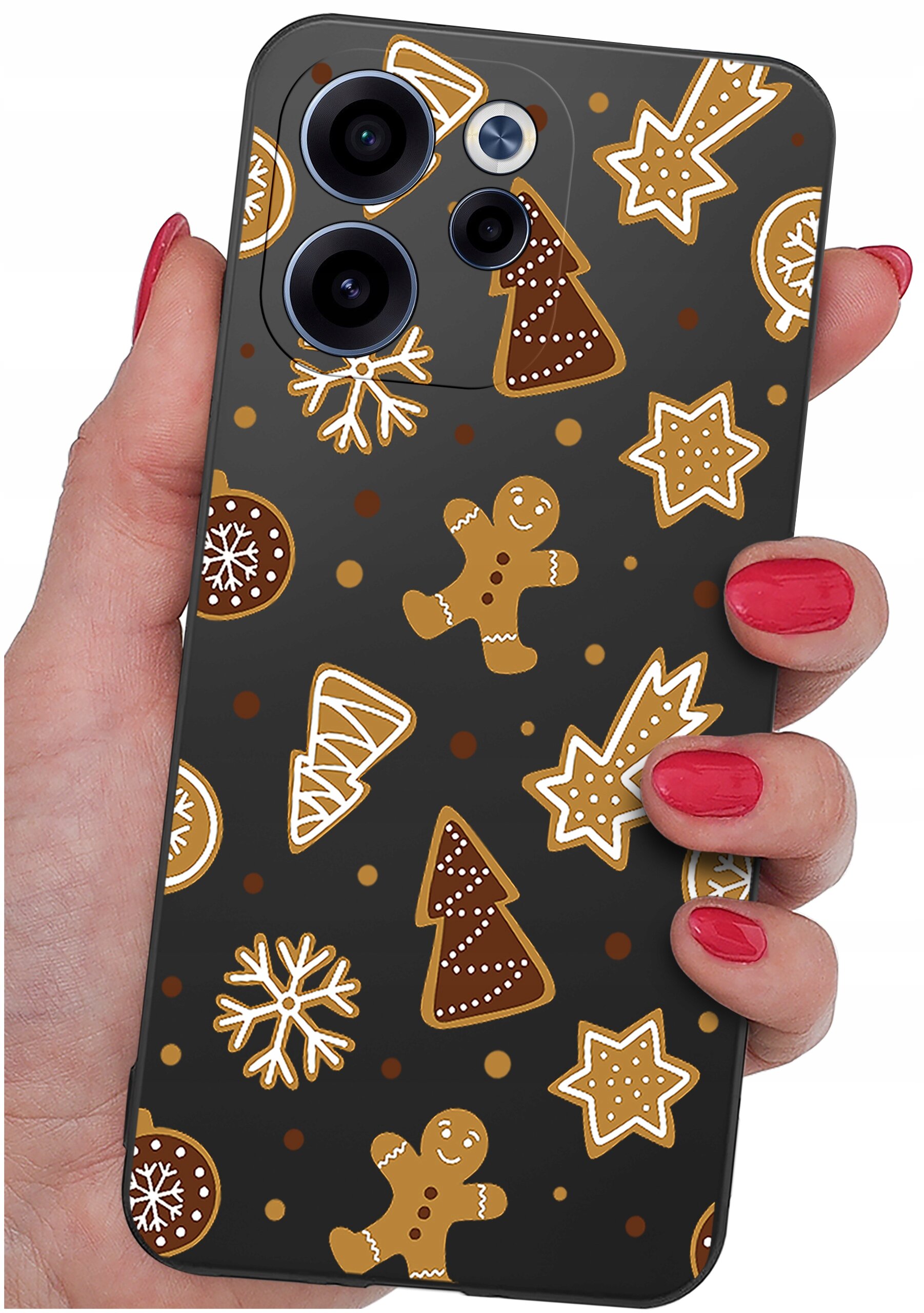 Osoba trzyma telefon z etui ozdobionym wzorami pierników, gwiazdek i choinek na ciemnym tle. Etui ma wycięcia na trzy obiektywy aparatu.