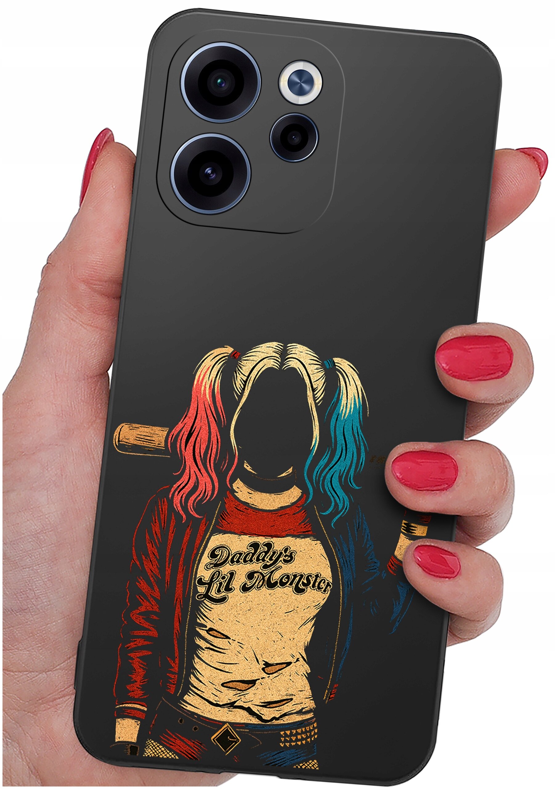 Etui na telefon z grafiką przedstawiającą postać z kolorowymi włosami i napisem \'Daddy\'s Lil Monster\'. Etui jest trzymane w dłoni z pomalowanymi na czerwono paznokciami.