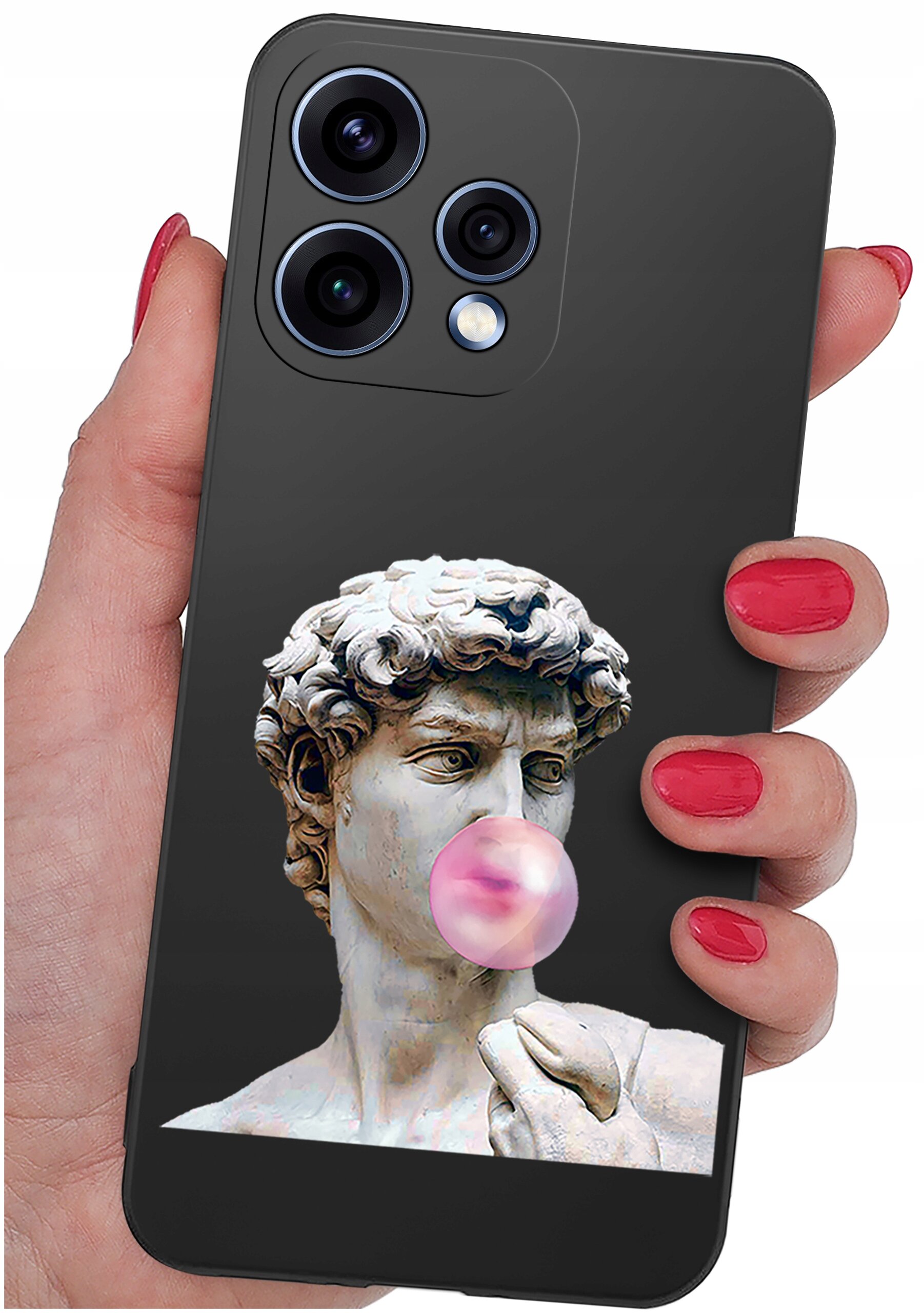 Osoba trzyma telefon z czarnym etui, na którym znajduje się grafika przedstawiająca popiersie rzeźby z różową gumą do żucia. Etui ma wycięcia na trzy obiektywy aparatu i lampę błyskową.